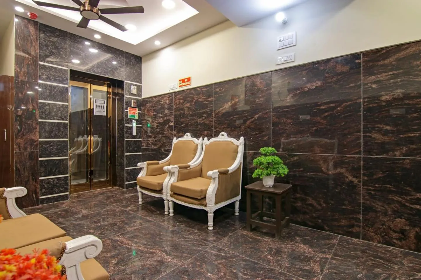 Hotel De Hocks Deluxe - New Delhi Railway Station