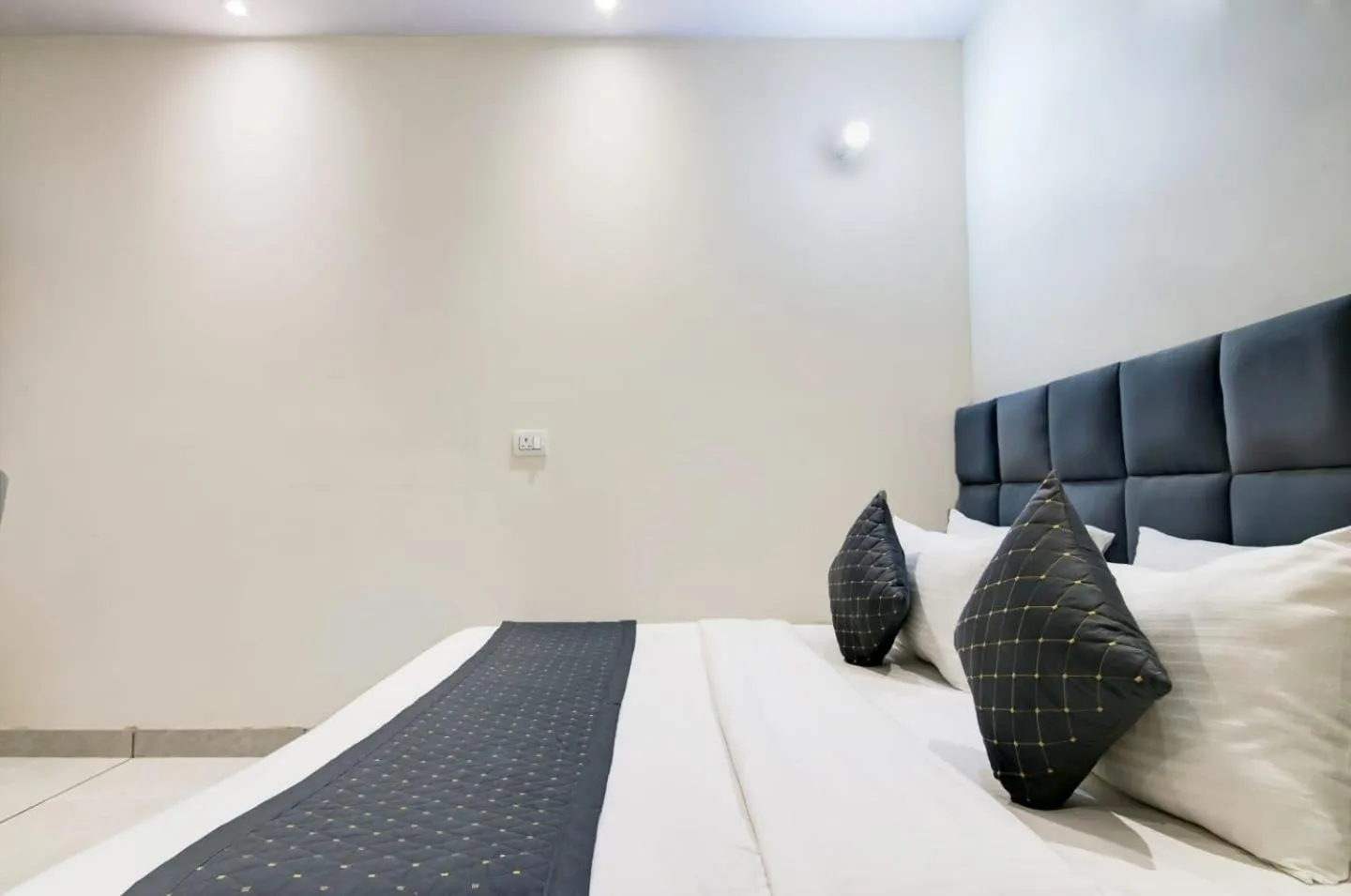 Bed in Hotel De Hocks Deluxe - New Delhi Railway Station