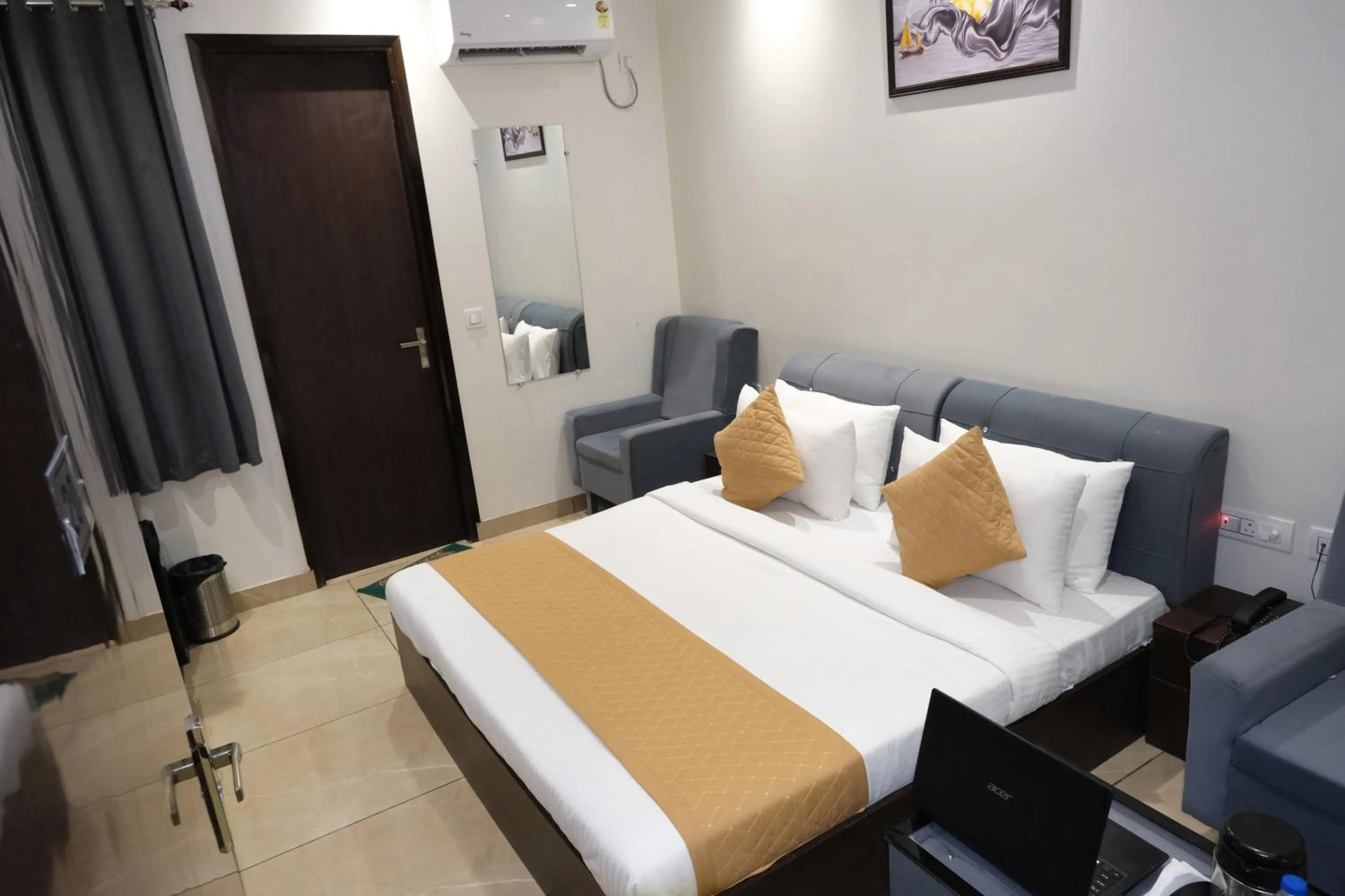 Bed in Hotel De Hocks Deluxe - New Delhi Railway Station