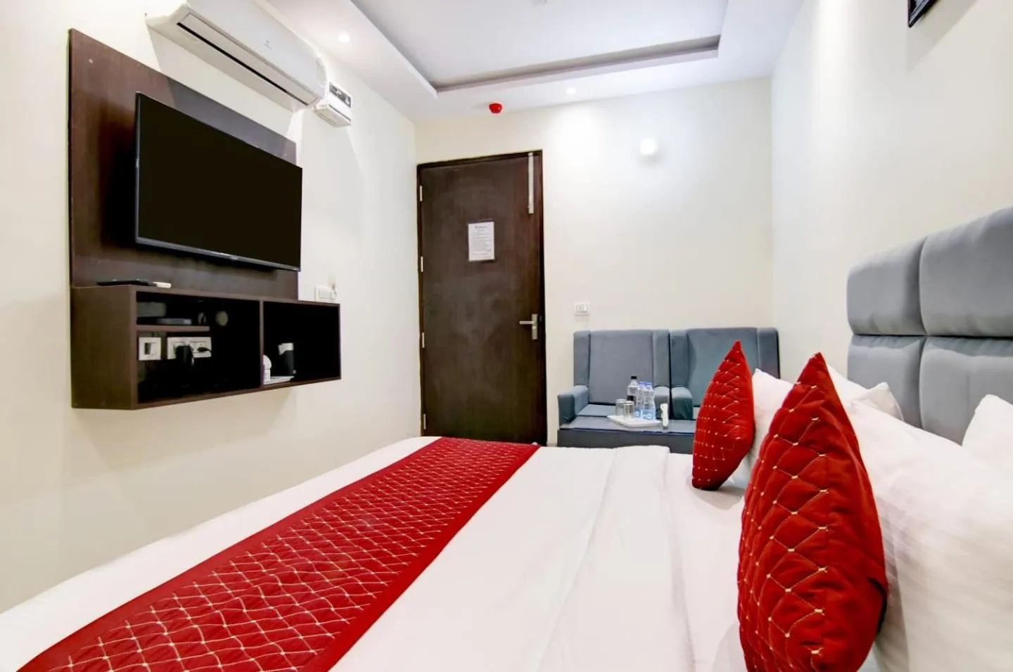 Bed in Hotel De Hocks Deluxe - New Delhi Railway Station
