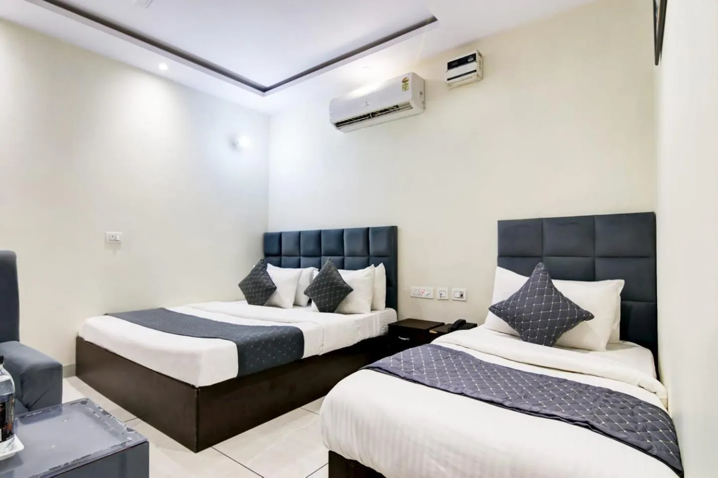 Bed in Hotel De Hocks Deluxe - New Delhi Railway Station