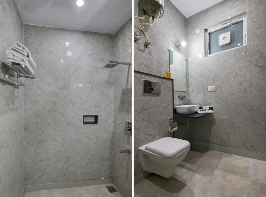 Shower in Hotel De Hocks Deluxe - New Delhi Railway Station
