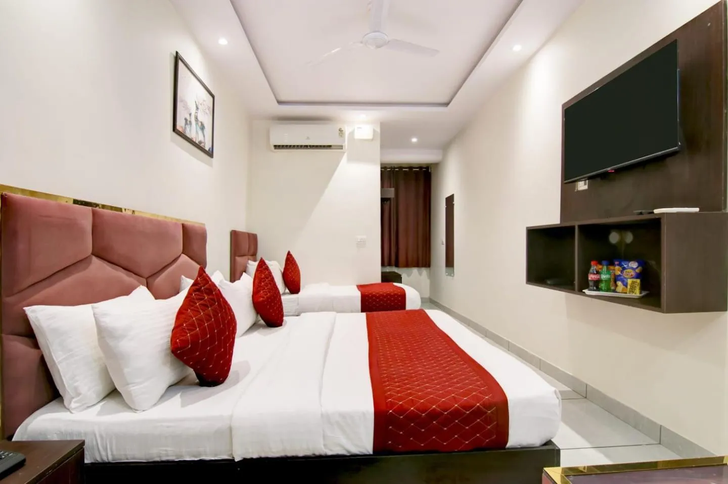 Bed in Hotel De Hocks Deluxe - New Delhi Railway Station