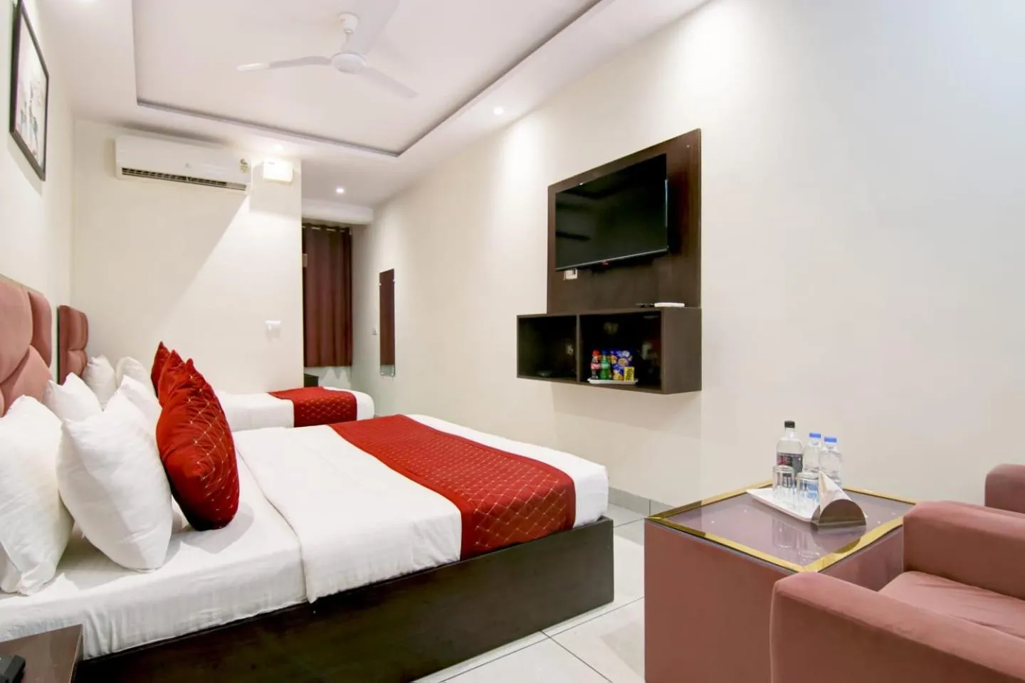 Bed in Hotel De Hocks Deluxe - New Delhi Railway Station