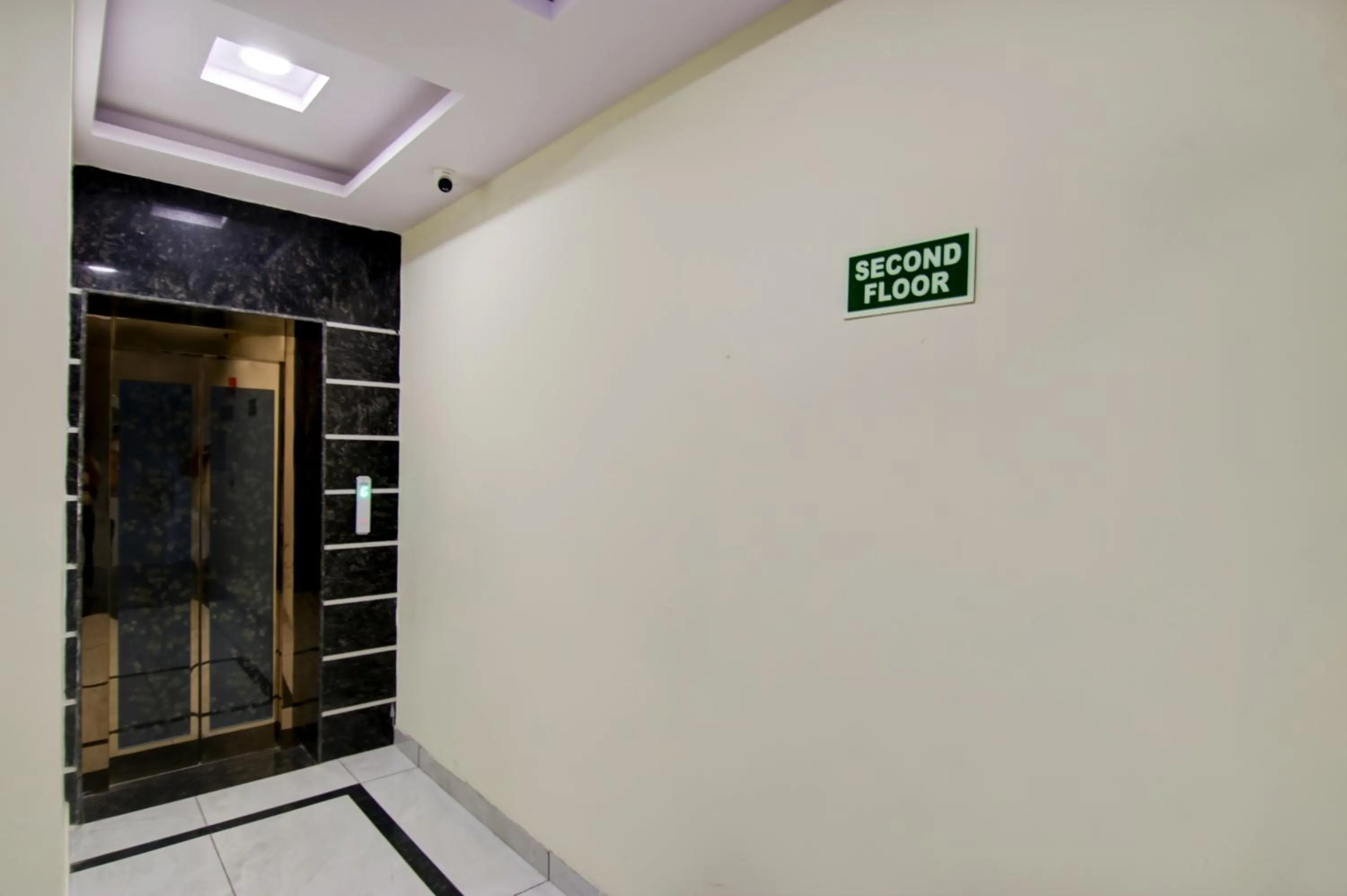 Hotel De Hocks Deluxe - New Delhi Railway Station