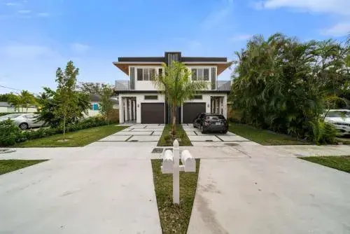 Luxury Home w 2 Pools near Beach Luxury Home w 2 Pools near Beach