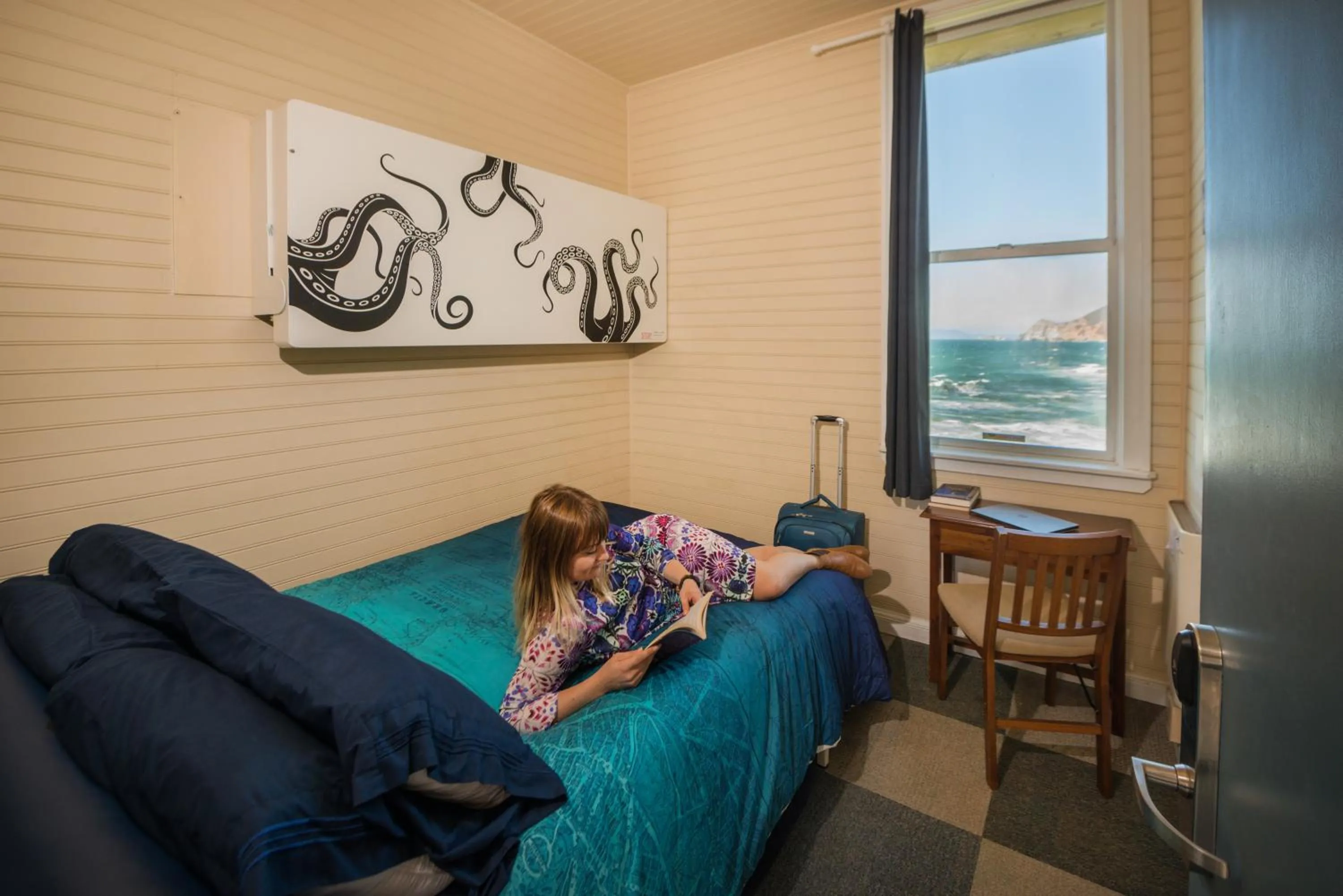 Bed in HI Point Montara Lighthouse