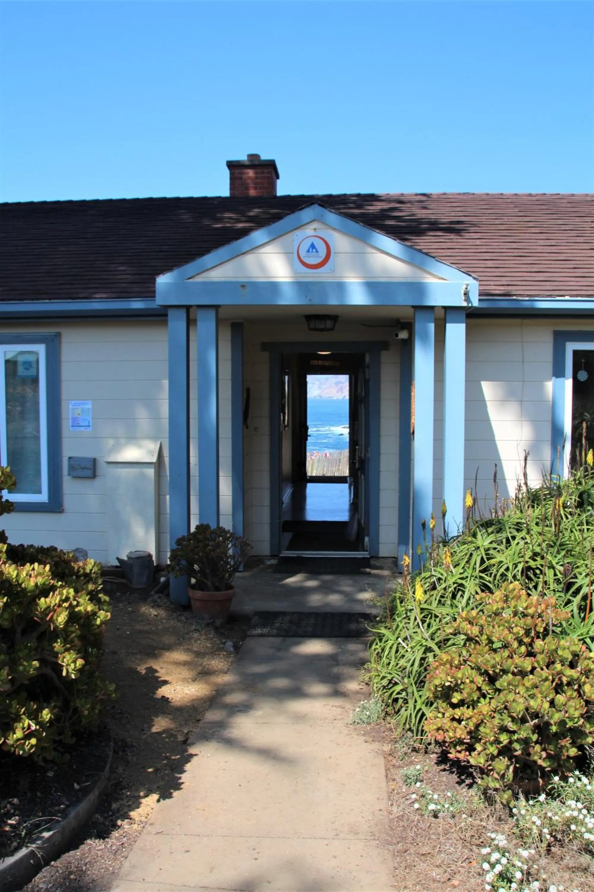 Facade/entrance in HI Point Montara Lighthouse