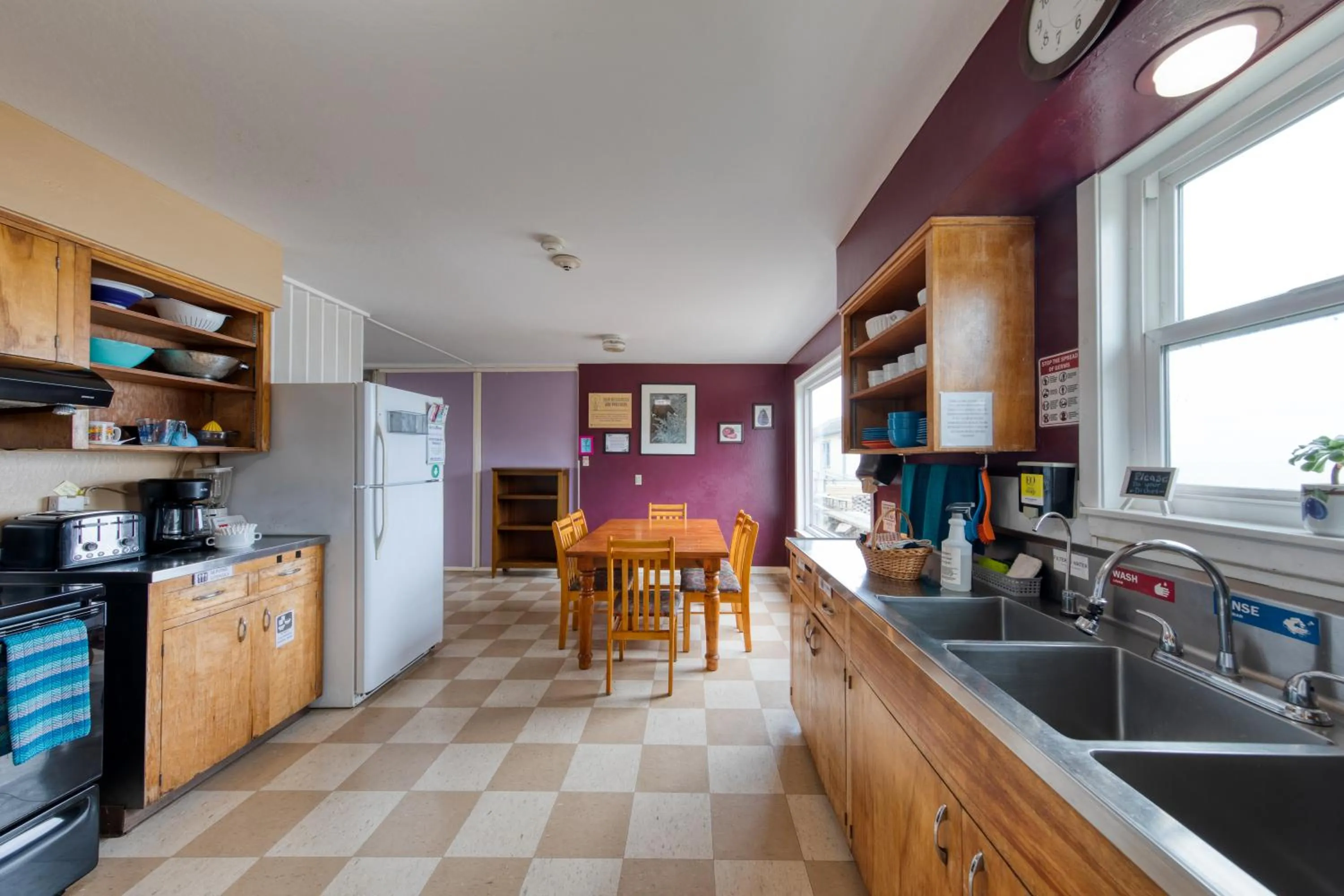Communal kitchen in HI Point Montara Lighthouse