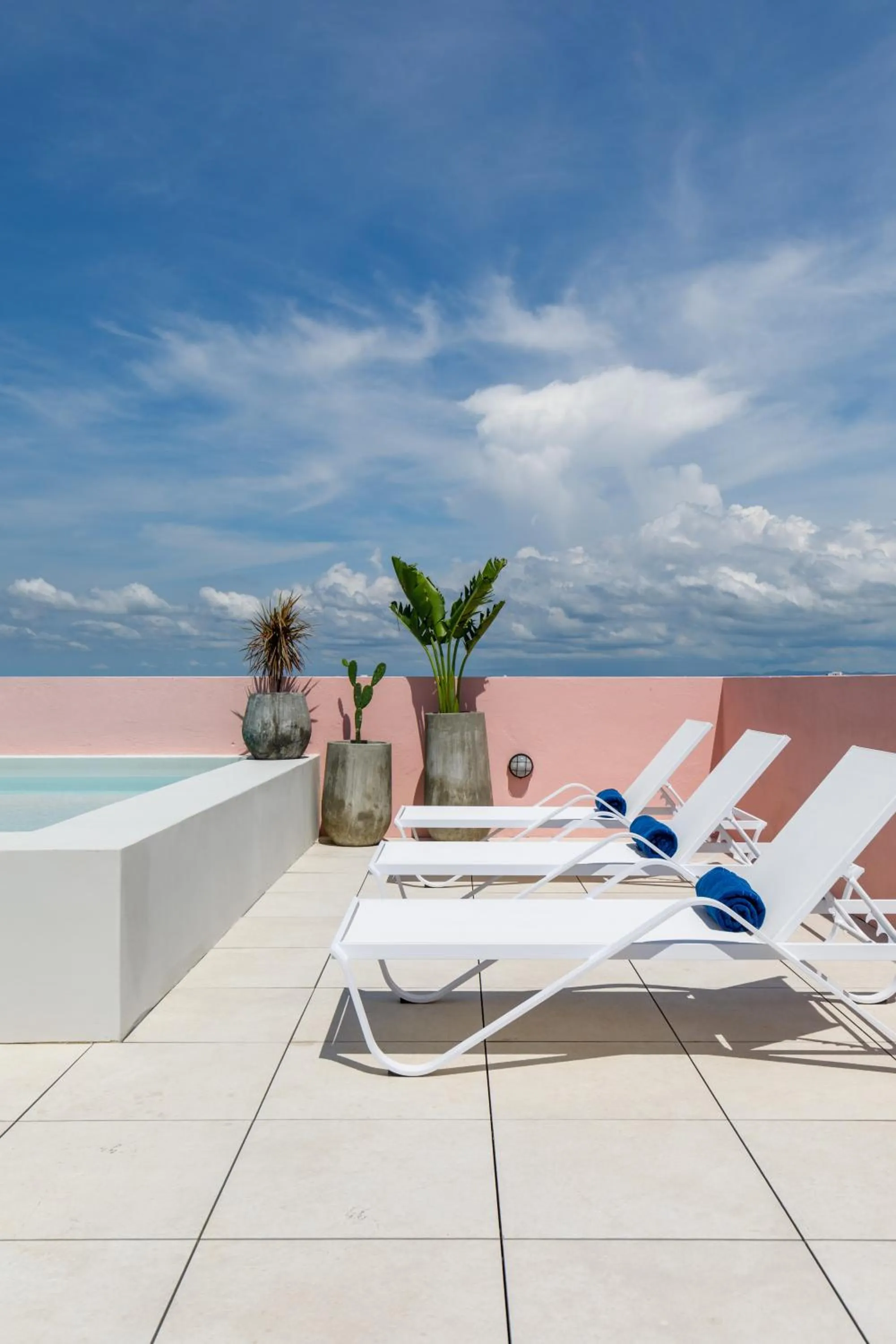 Swimming pool in Bondo Estudio