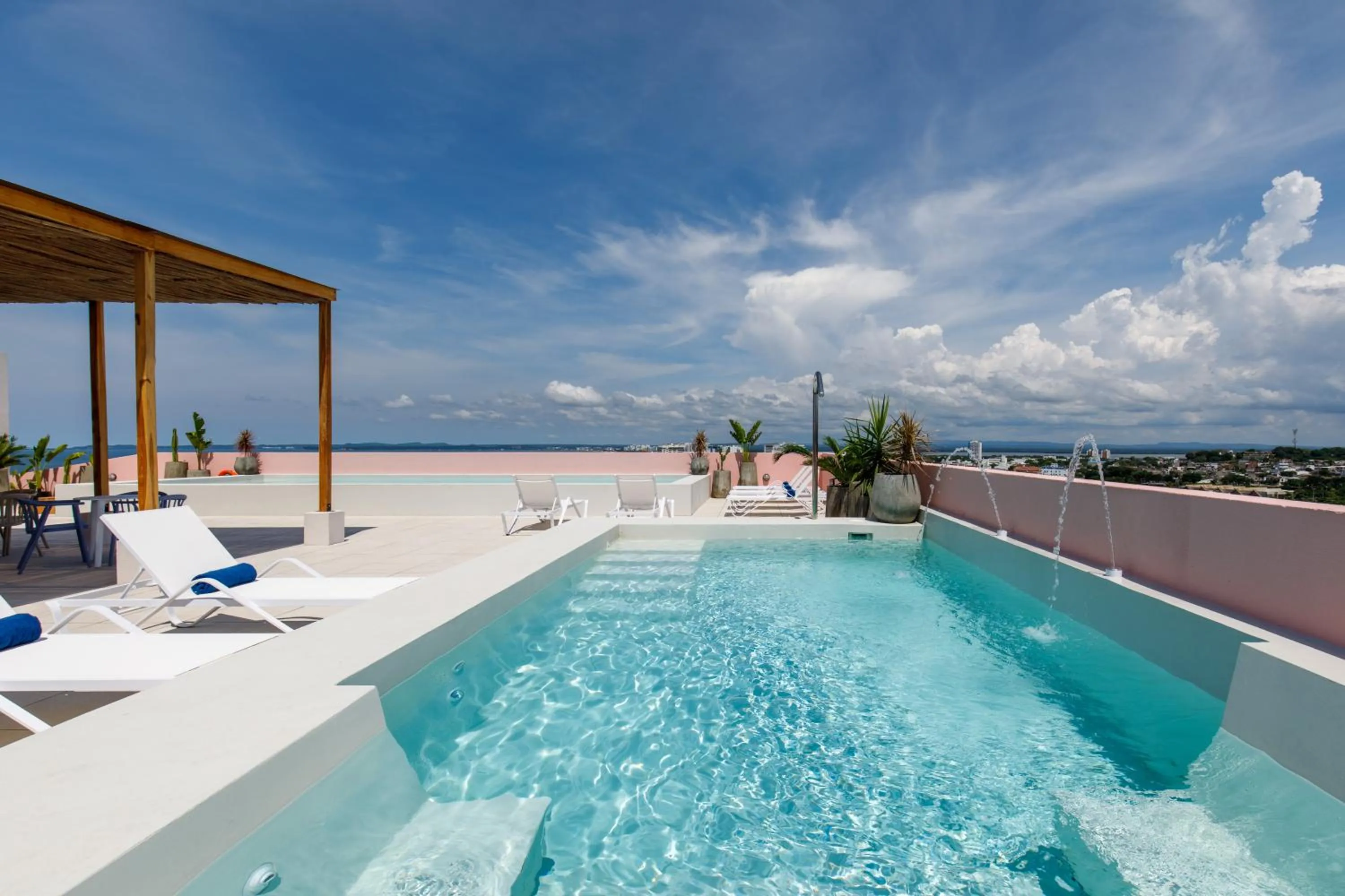 Swimming pool in Bondo Estudio