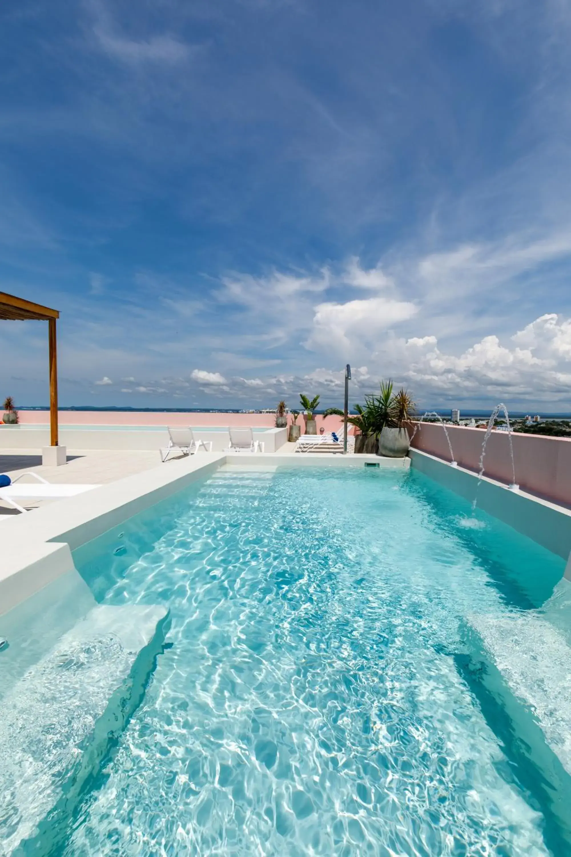 Swimming pool in Bondo Estudio Swimming pool in Bondo Estudio