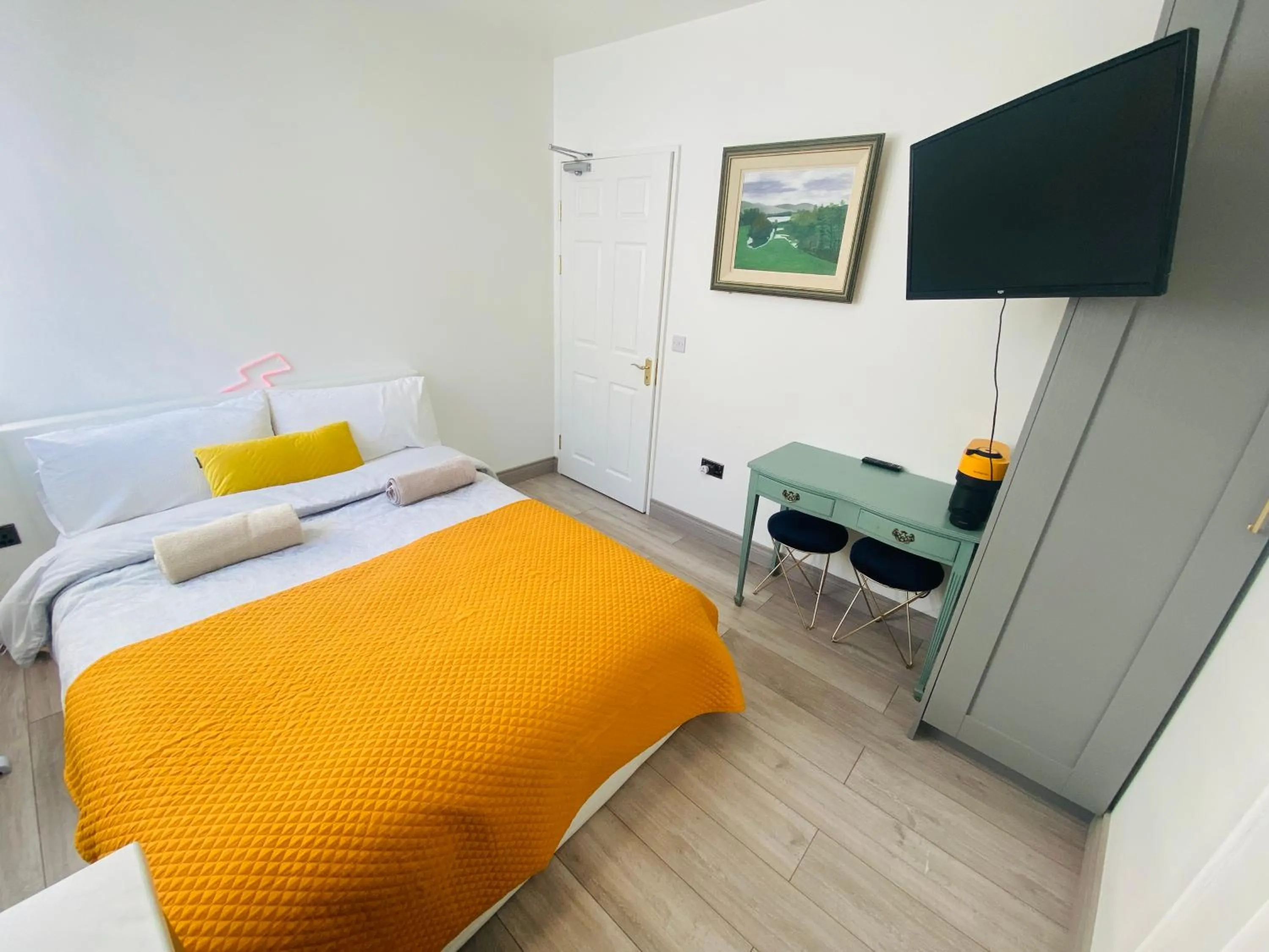 Communal lounge/ TV room, Bed in CROKE PARK STUDIO