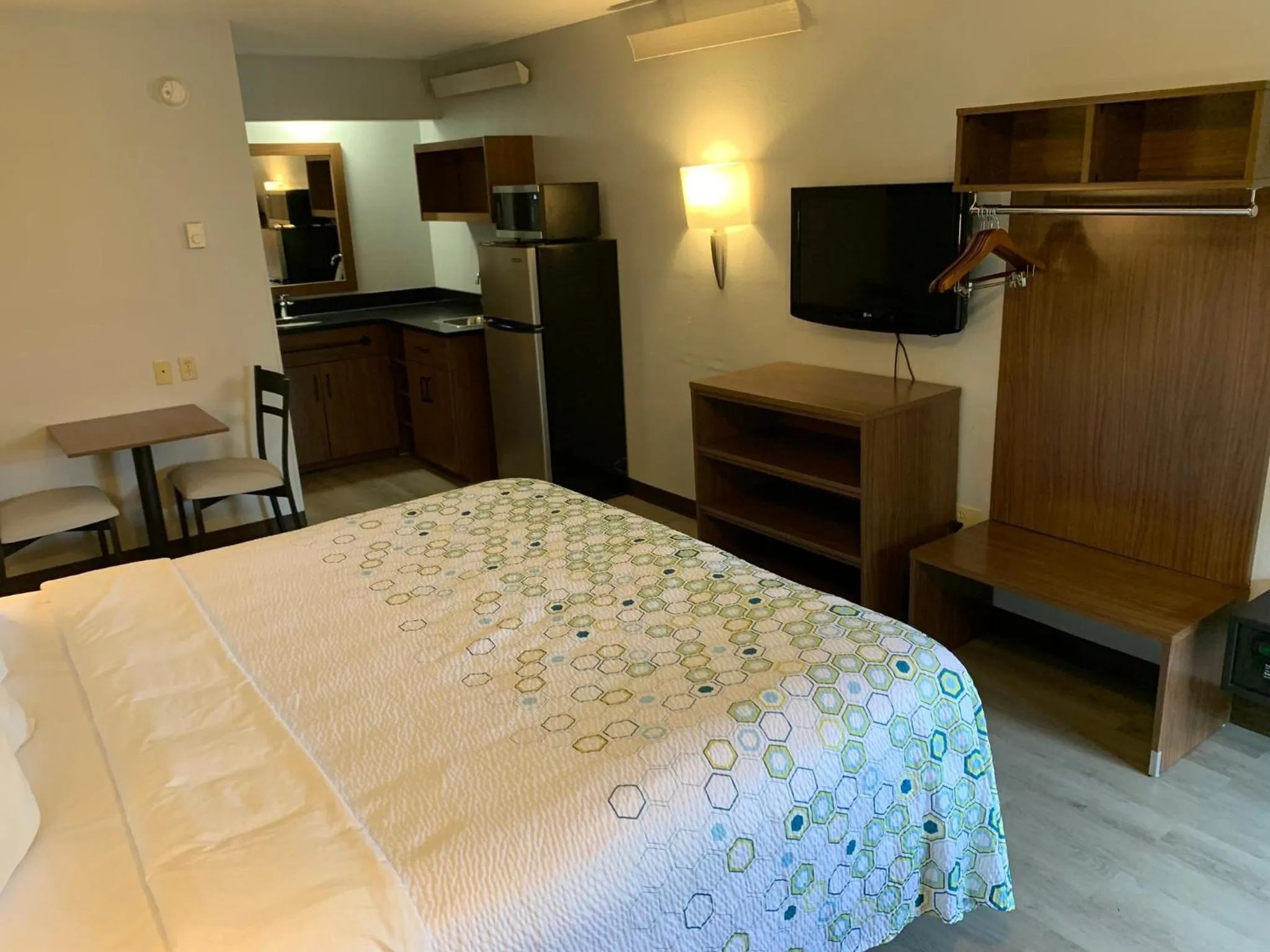 Bedroom, Bed in HomeTowne Studios by Red Roof Mystic - New London