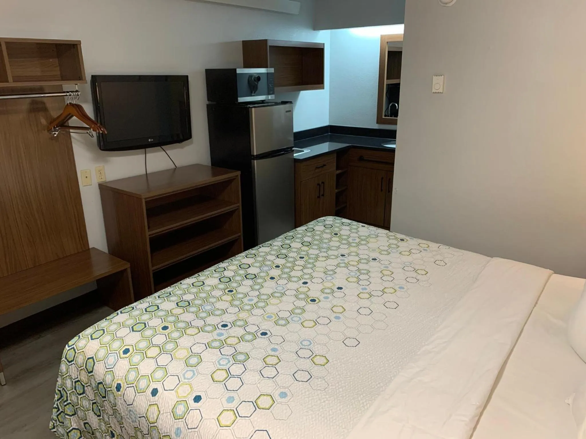 Bedroom, Bed in HomeTowne Studios by Red Roof Mystic - New London