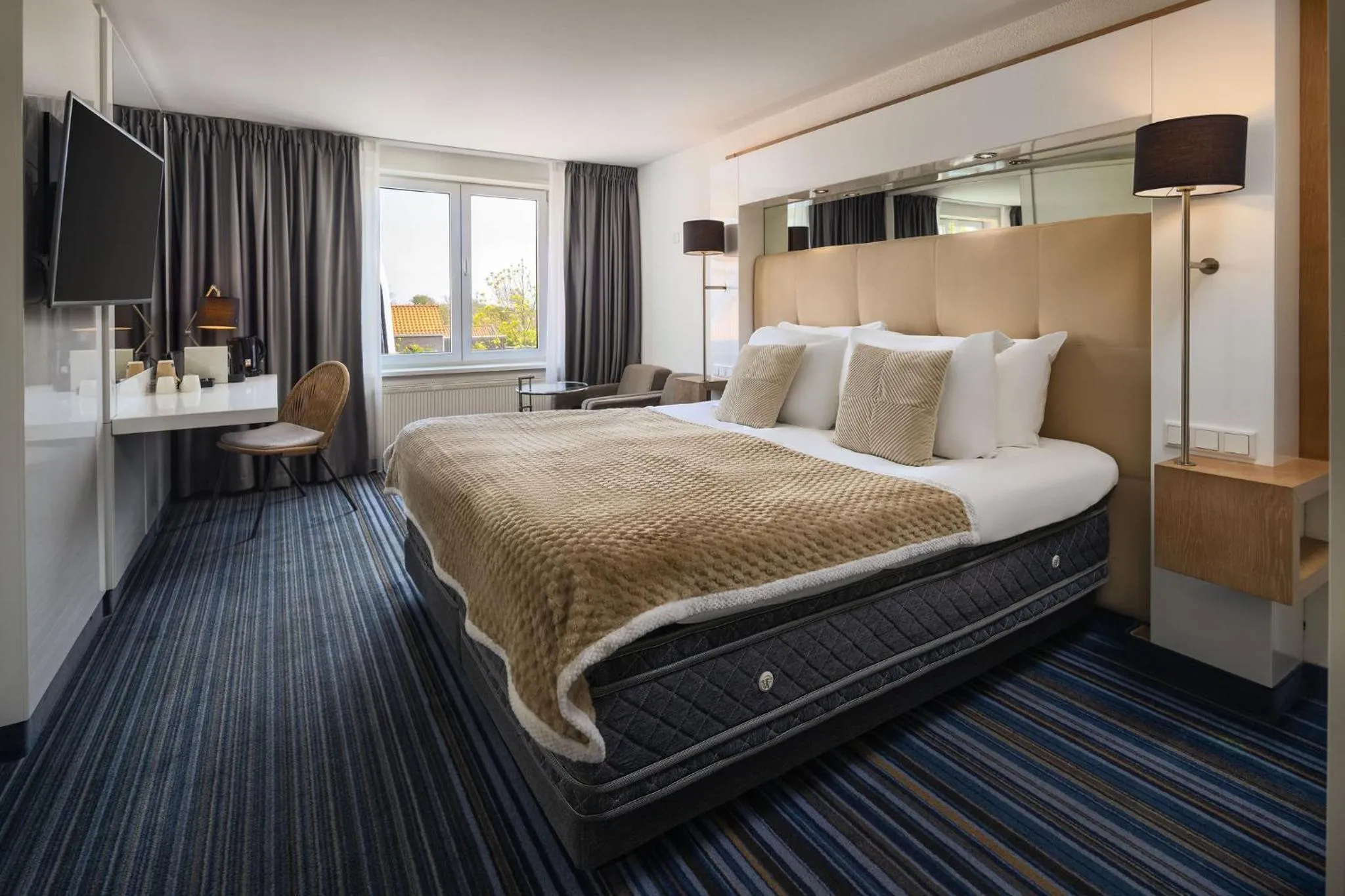 Bathroom, Bed in WestCord Hotel de Wadden