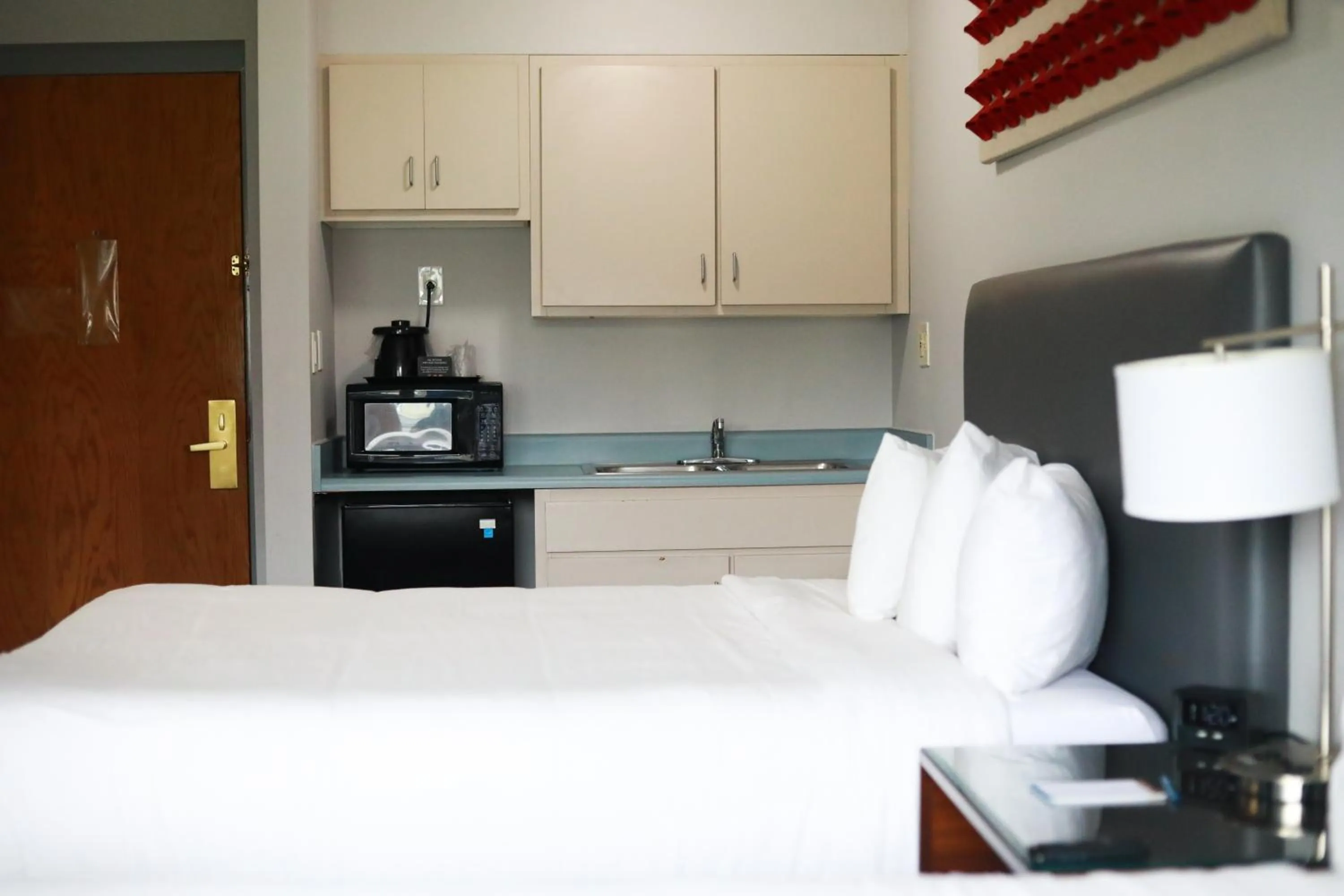 Kitchen or kitchenette, Bed in Illini Inn & Suites
