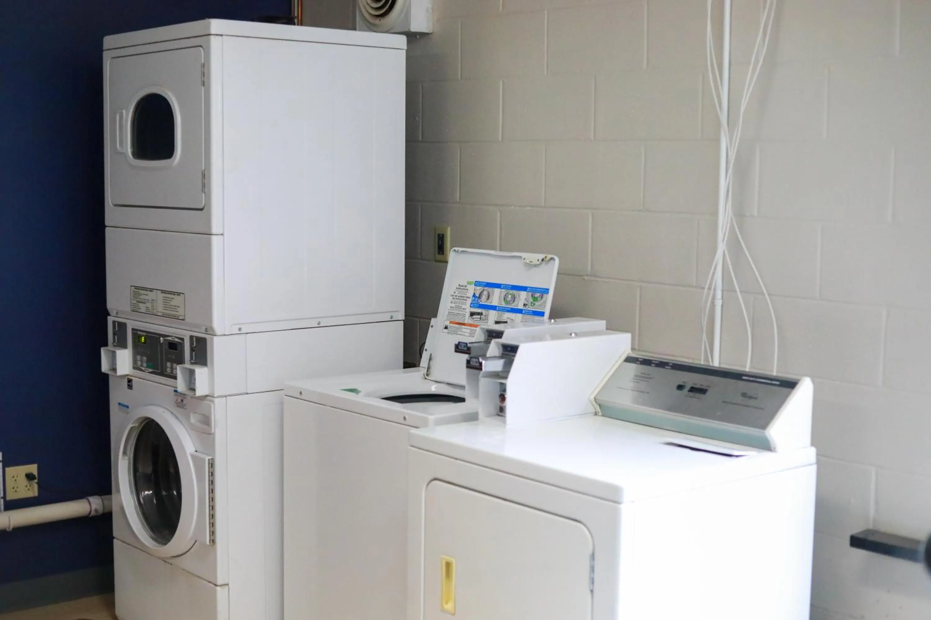 laundry in Illini Inn & Suites