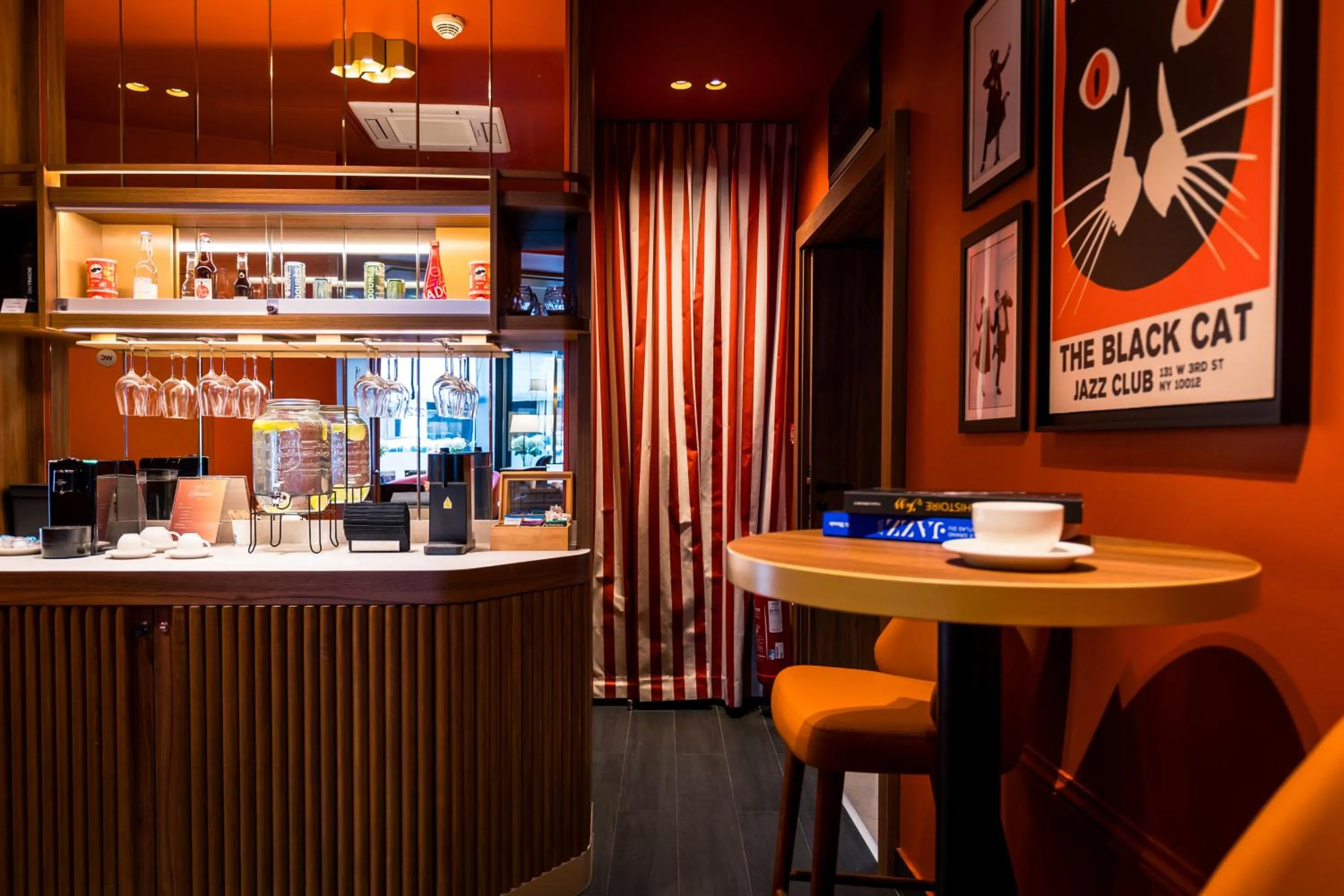 Lounge or bar in Hôtel Montparnasse Saint Germain