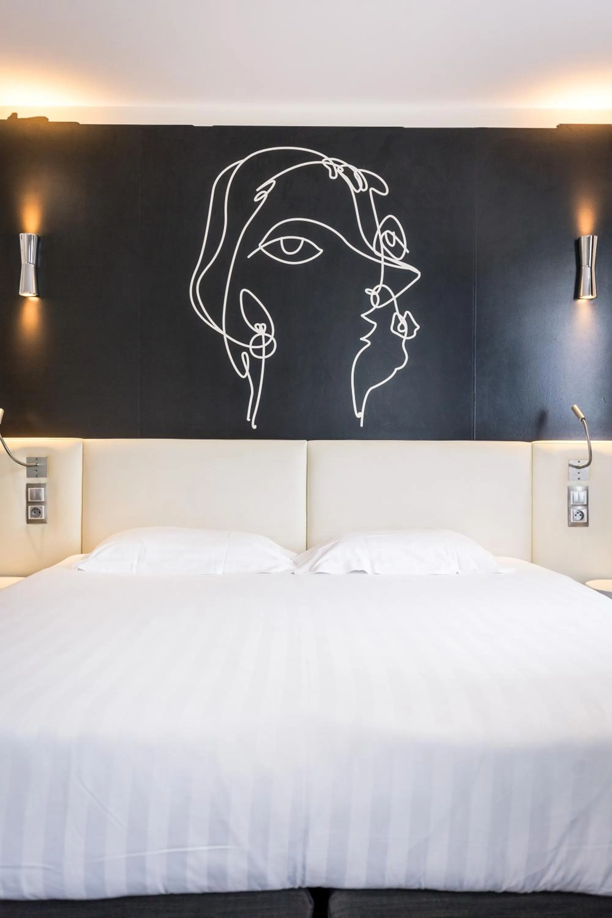 Bed in Hôtel Montparnasse Saint Germain