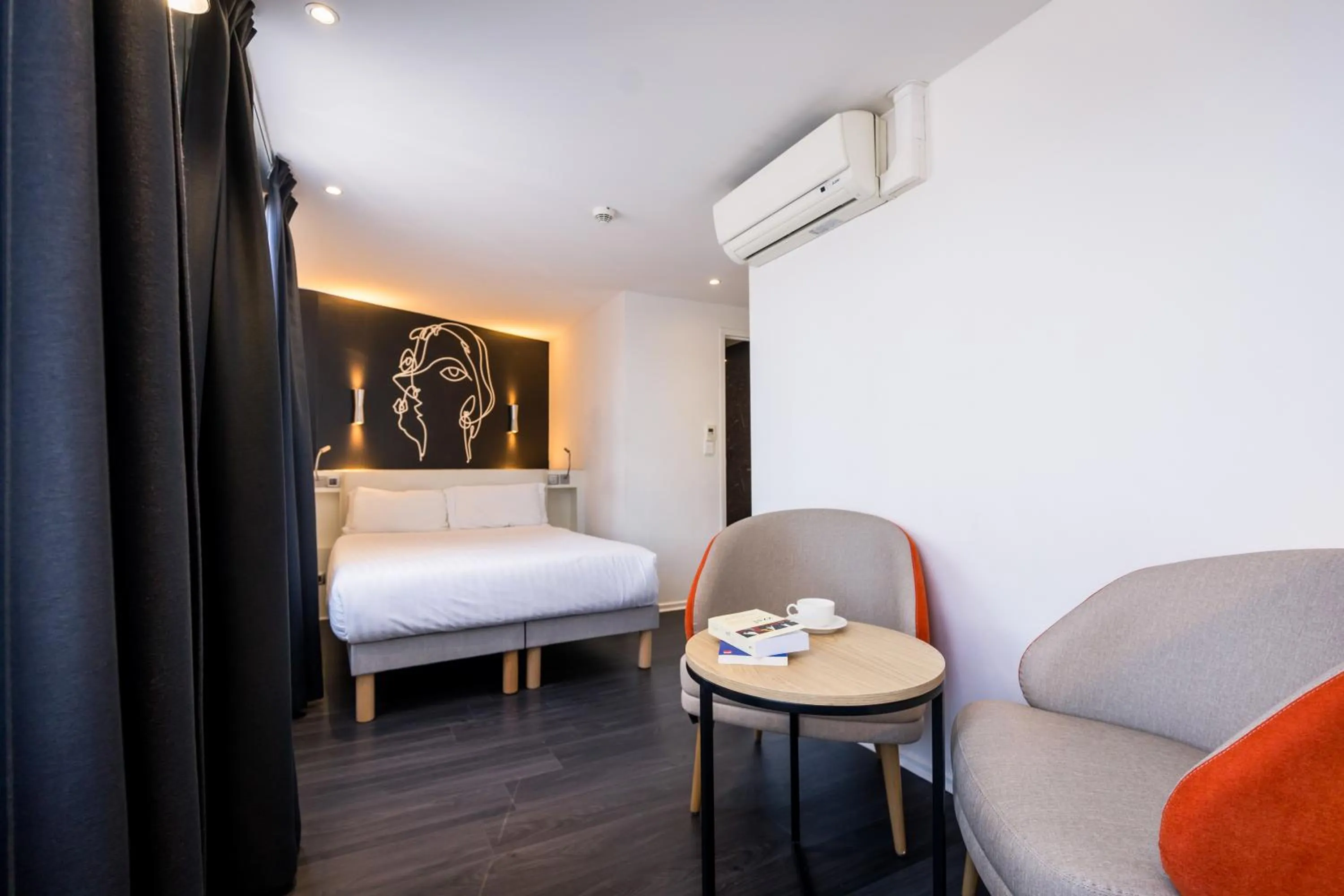 Photo of the whole room, Bed in Hôtel Montparnasse Saint Germain