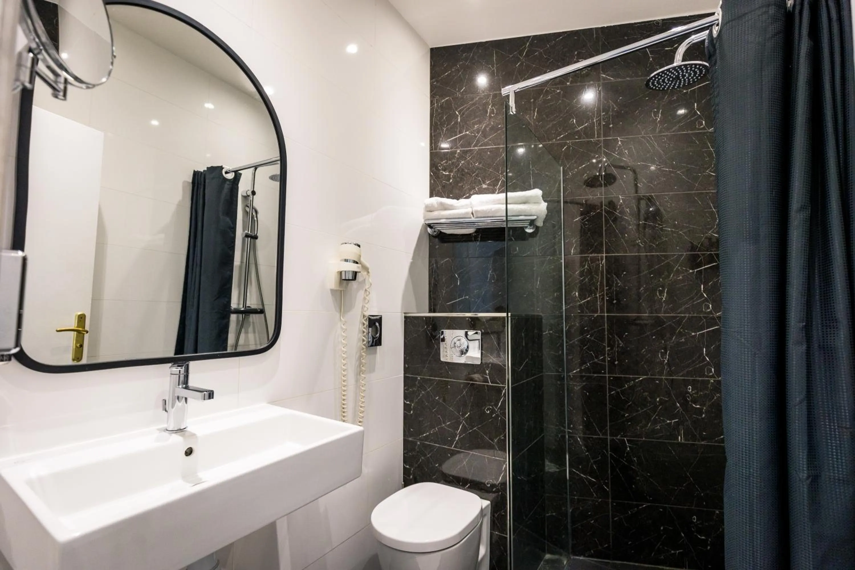 Shower in Hôtel Montparnasse Saint Germain