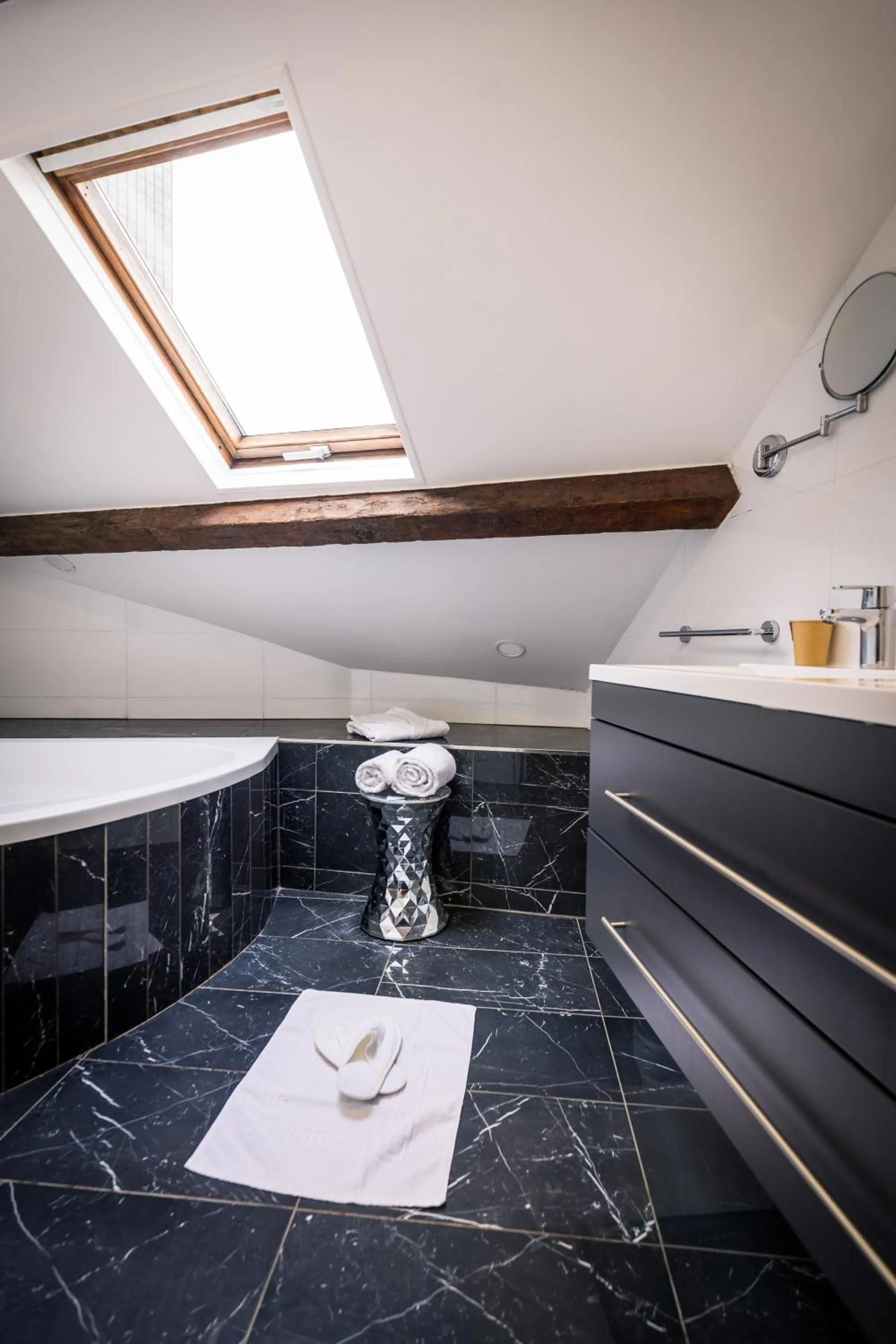 Bathroom in Hôtel Montparnasse Saint Germain