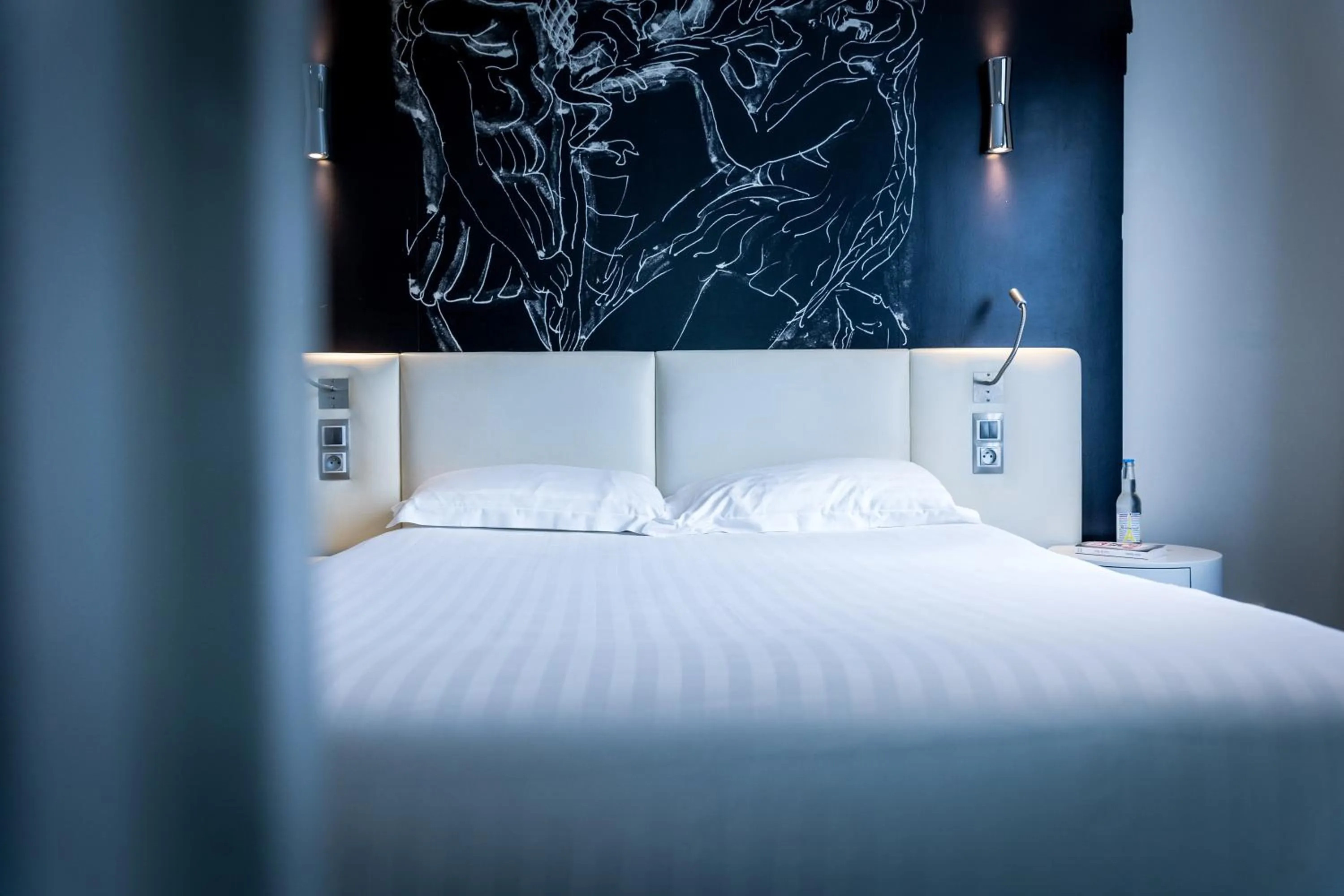 Bed in Hôtel Montparnasse Saint Germain