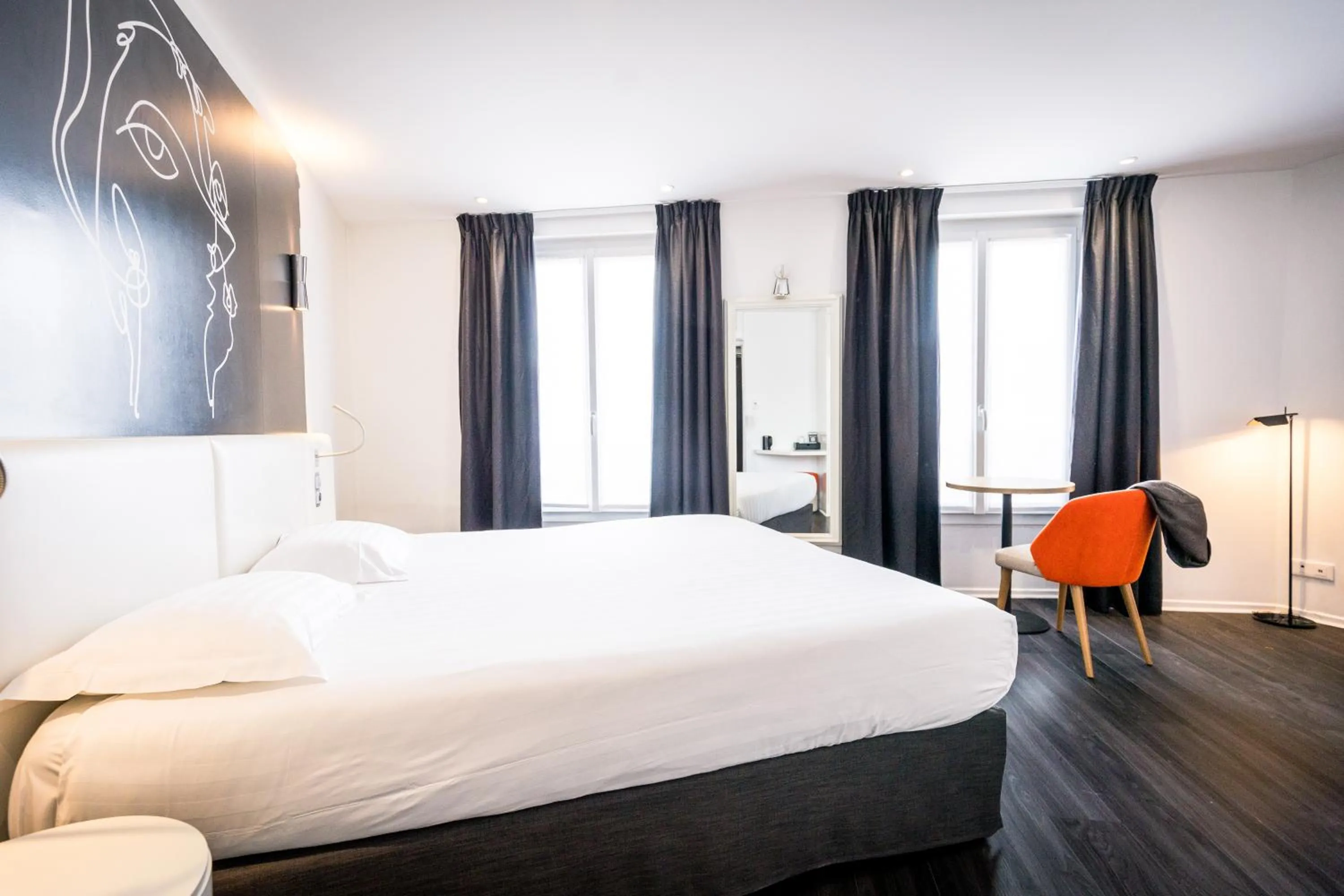 Photo of the whole room, Bed in Hôtel Montparnasse Saint Germain
