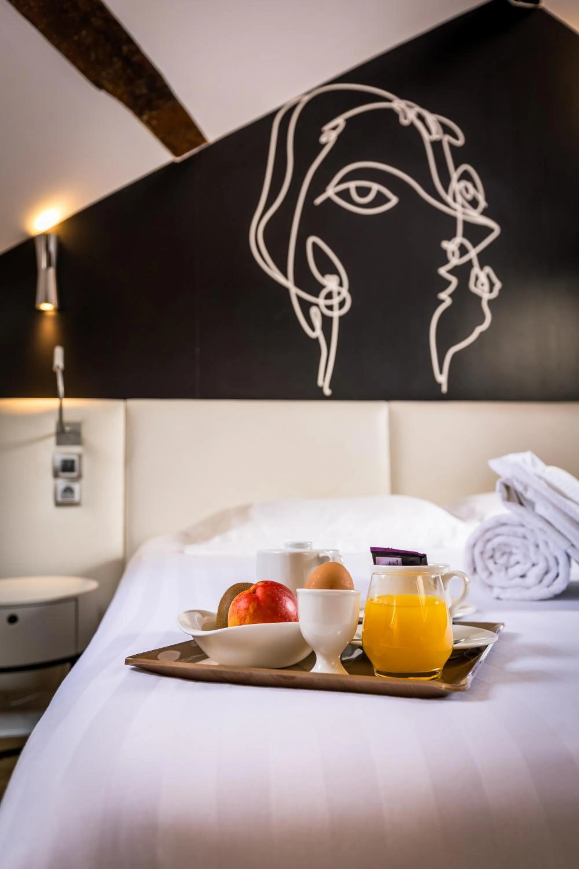 Bed in Hôtel Montparnasse Saint Germain