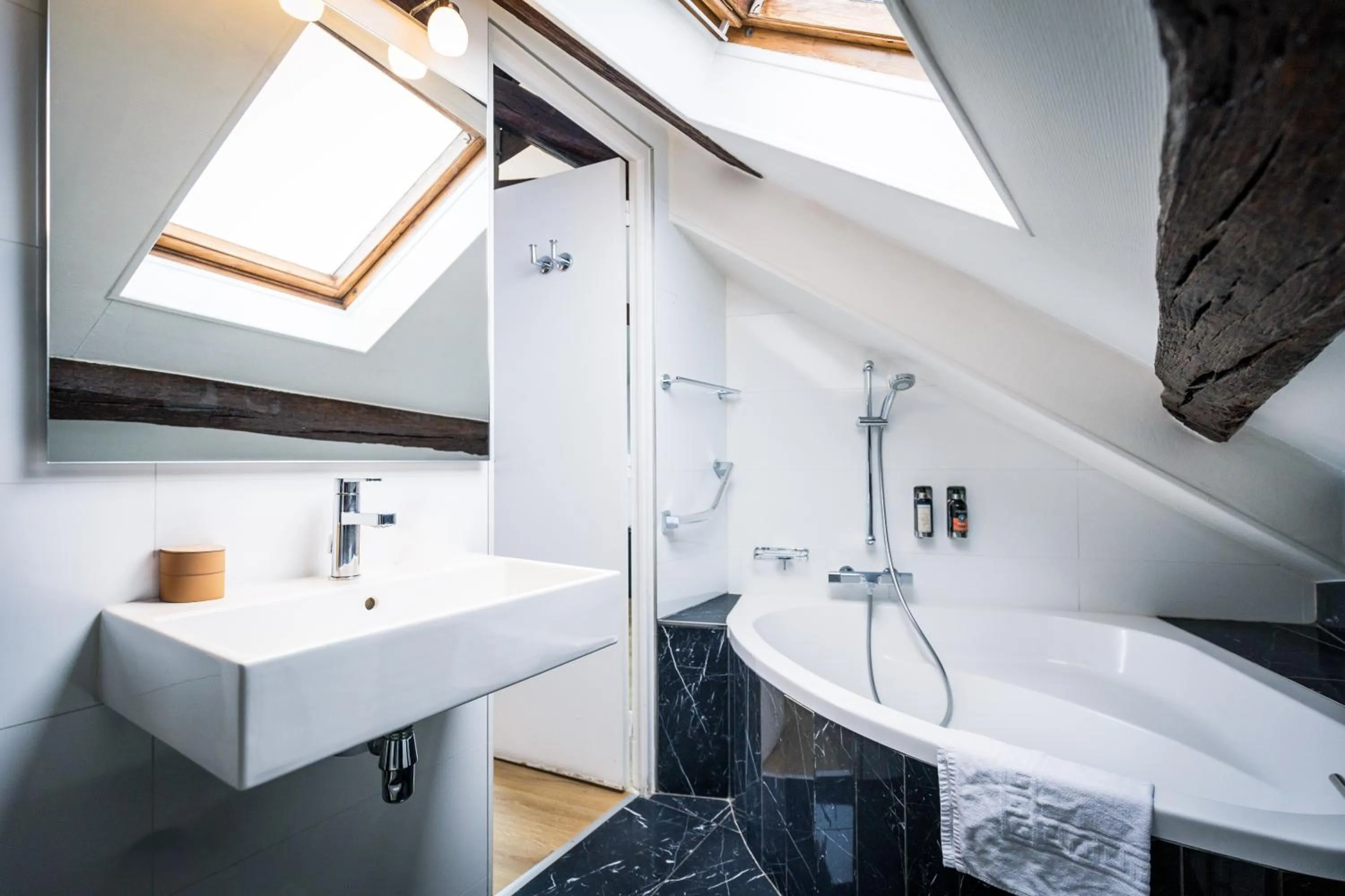 Bathroom in Hôtel Montparnasse Saint Germain