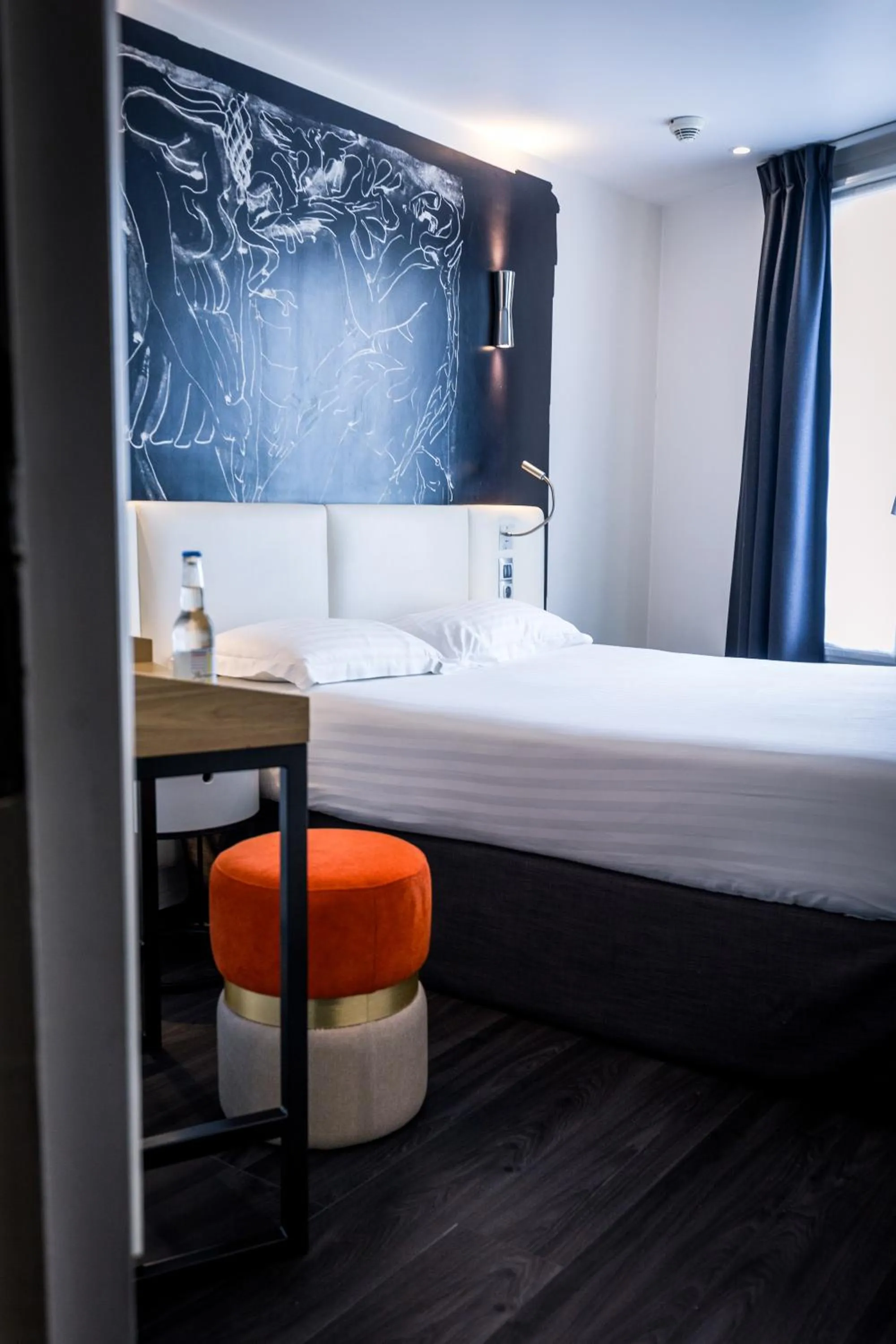 Bed in Hôtel Montparnasse Saint Germain