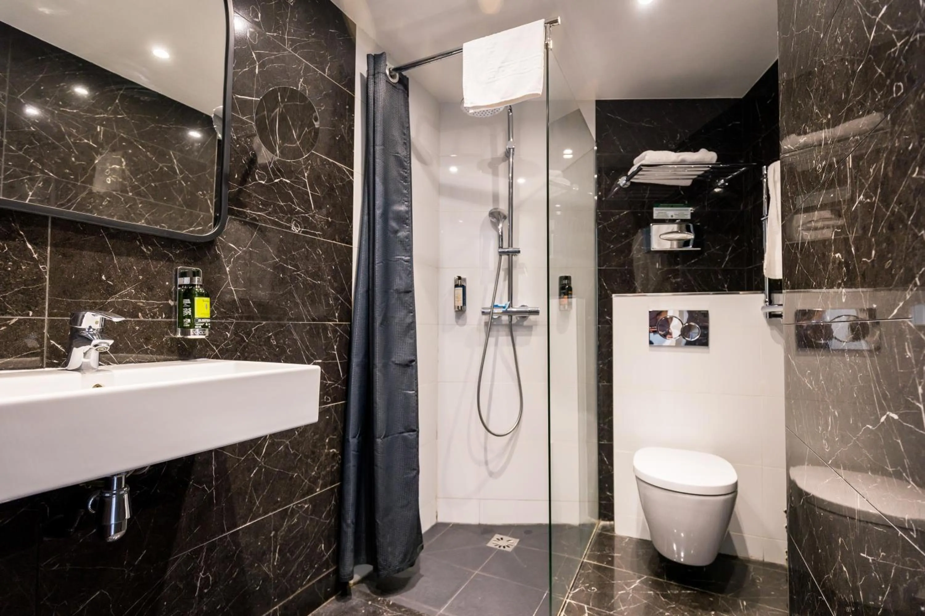 Shower in Hôtel Montparnasse Saint Germain