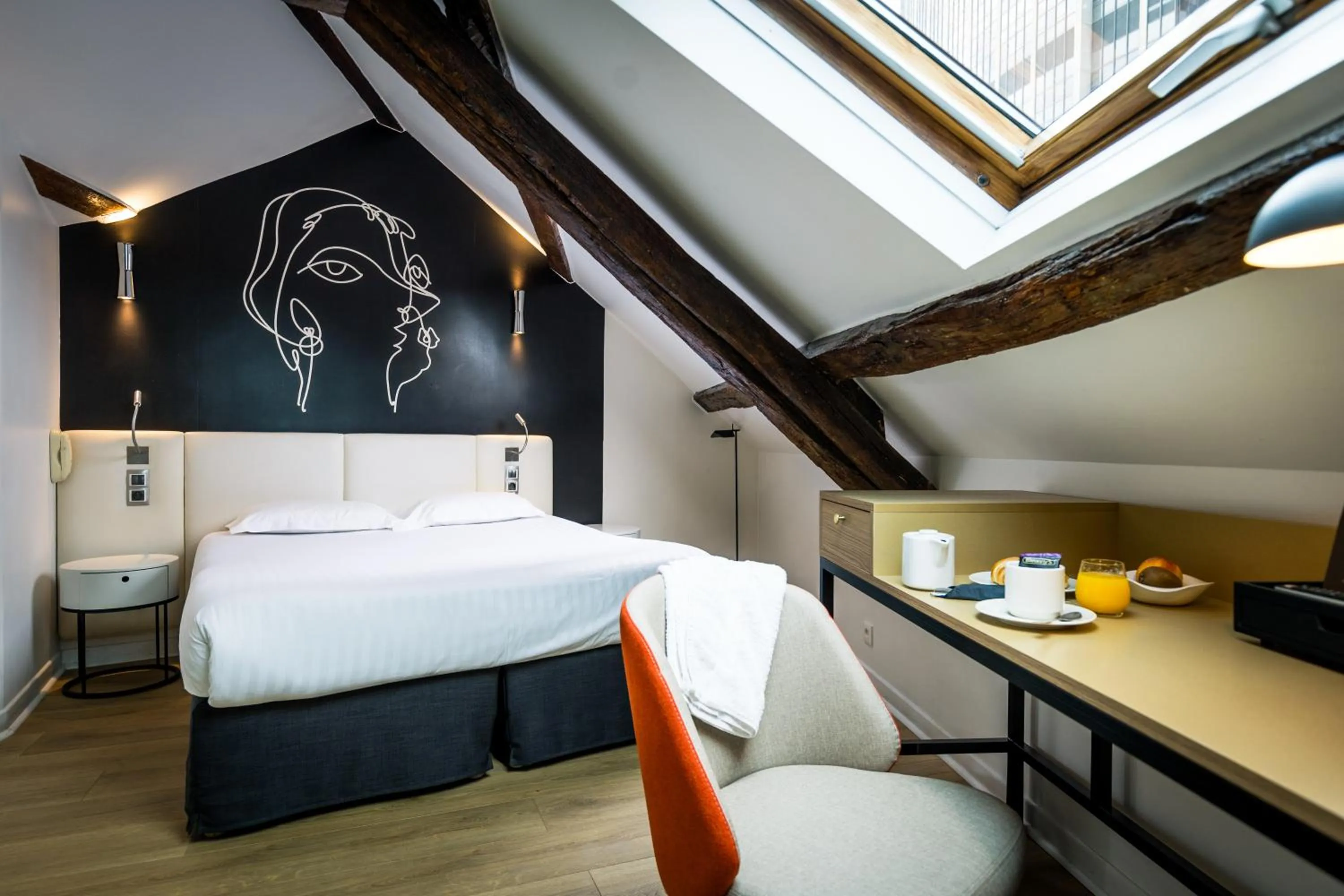 Photo of the whole room, Bed in Hôtel Montparnasse Saint Germain