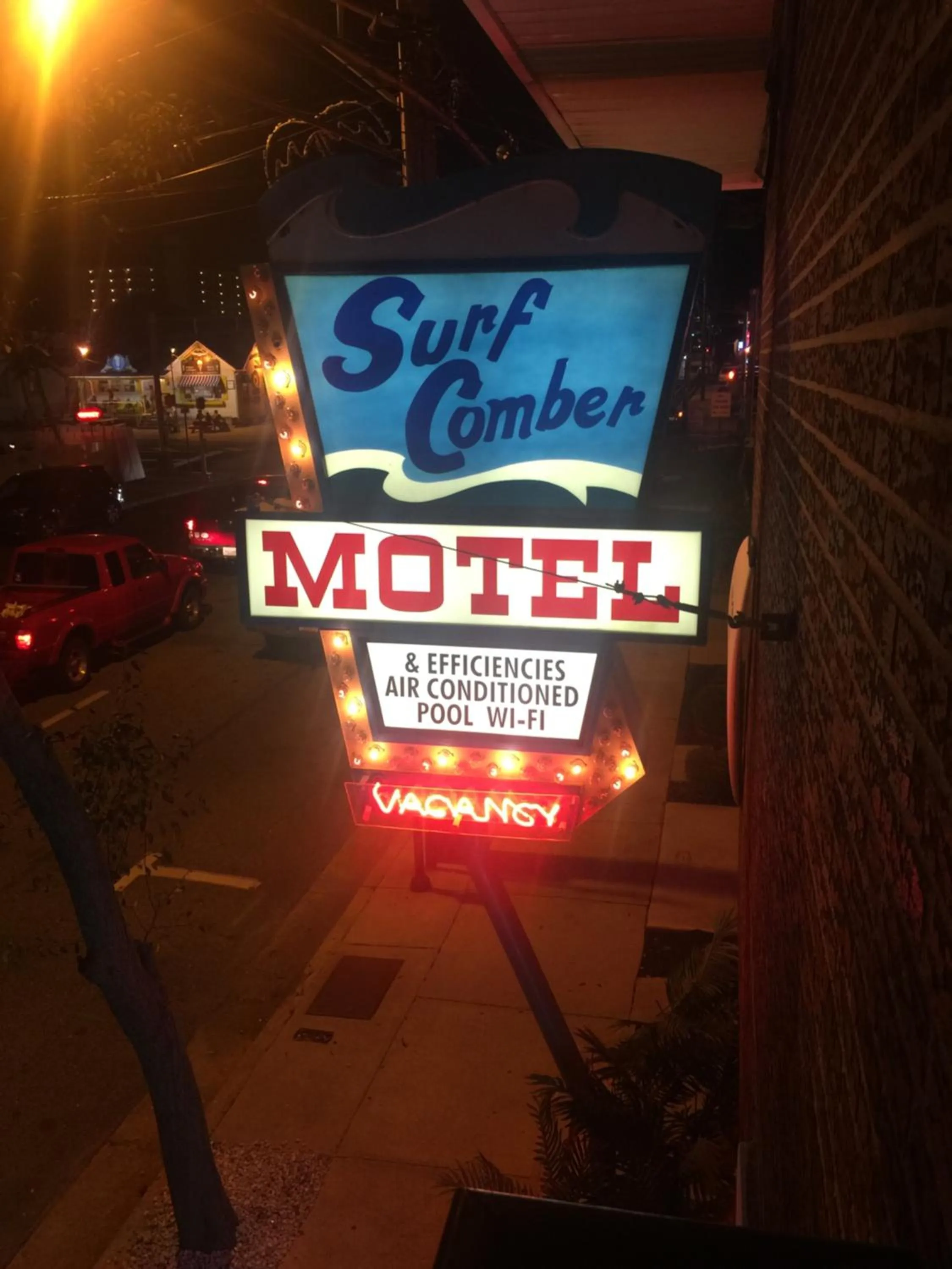Facade/entrance in Surfcomber Motel