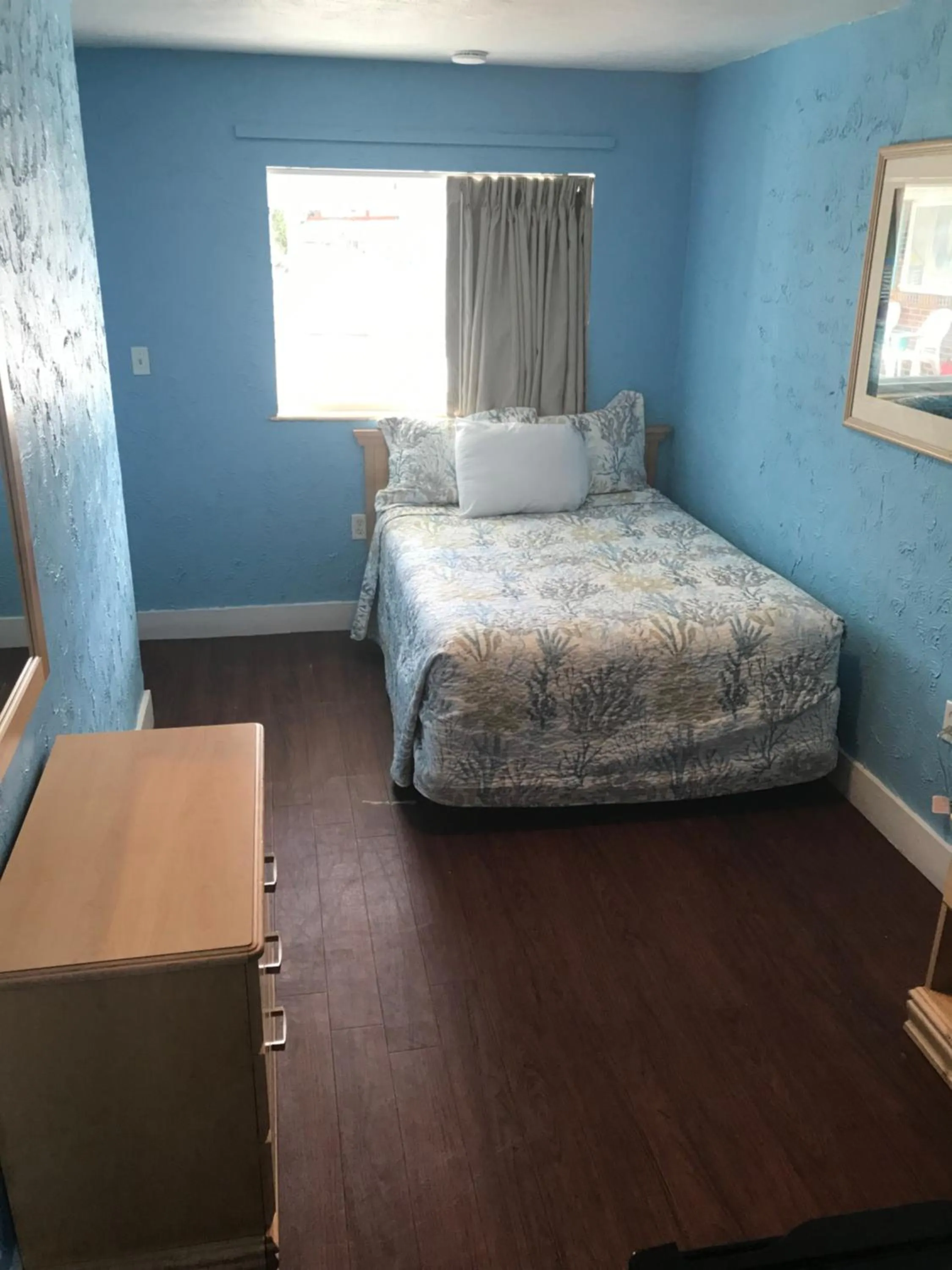 Photo of the whole room, Bed in Surfcomber Motel