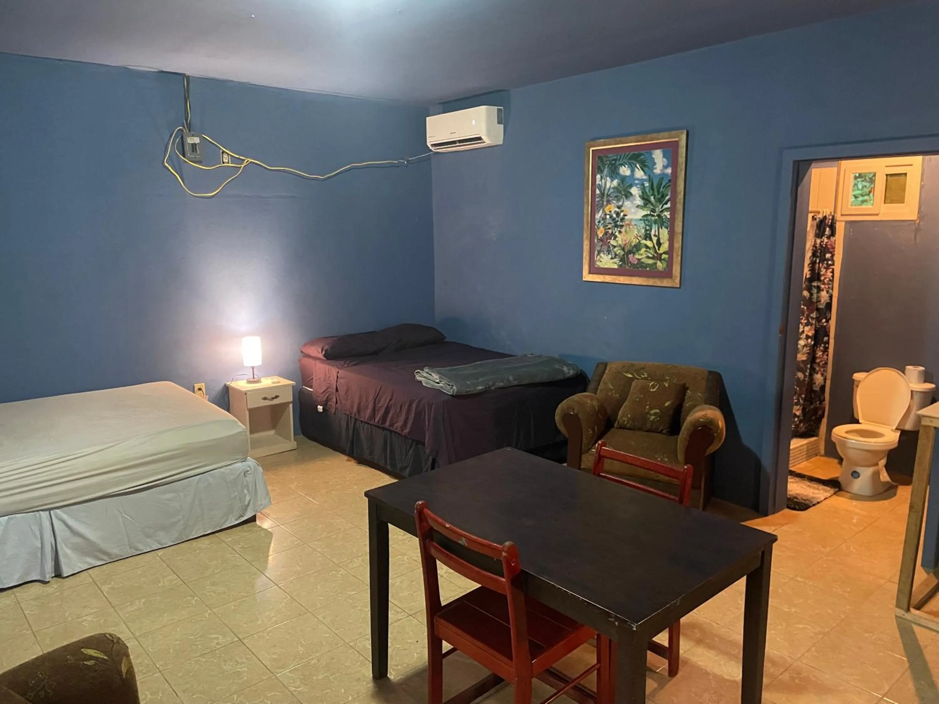 Bed in Airport Inn Roatan