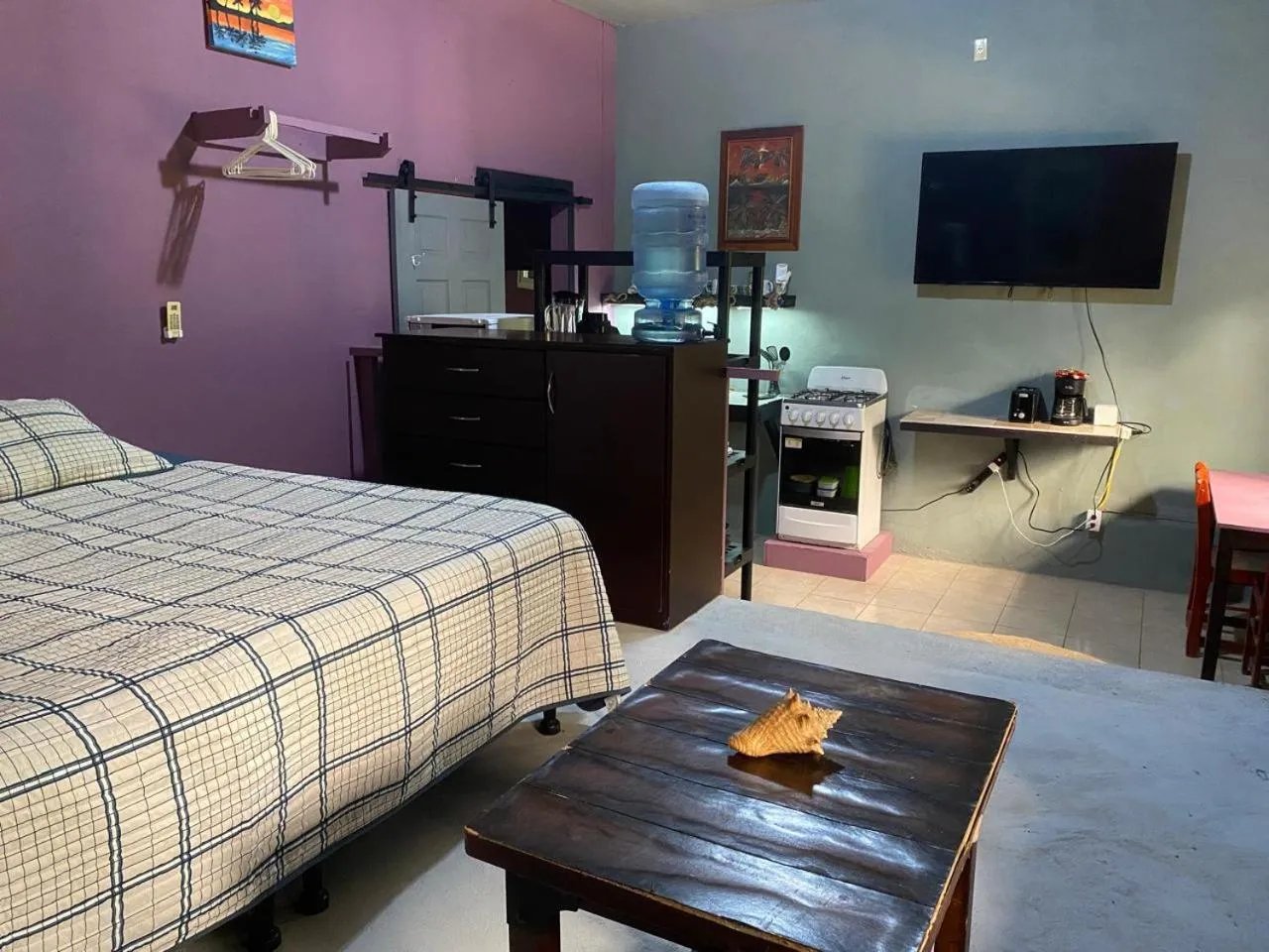 Bed in Airport Inn Roatan