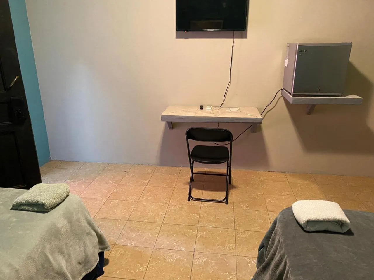 Bed in Airport Inn Roatan