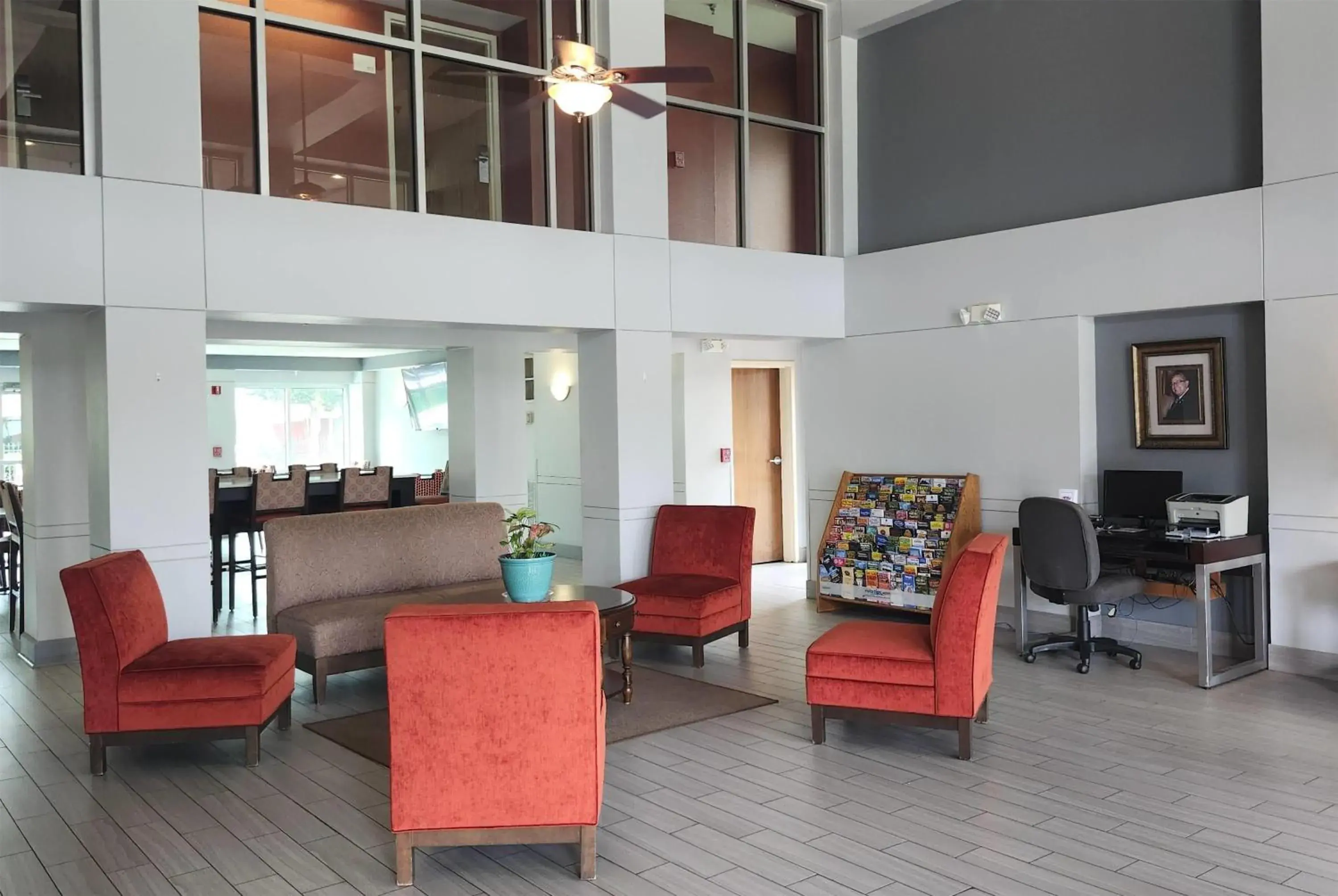 Lobby or reception in Ramada by Wyndham Luling Lobby or reception in Ramada by Wyndham Luling