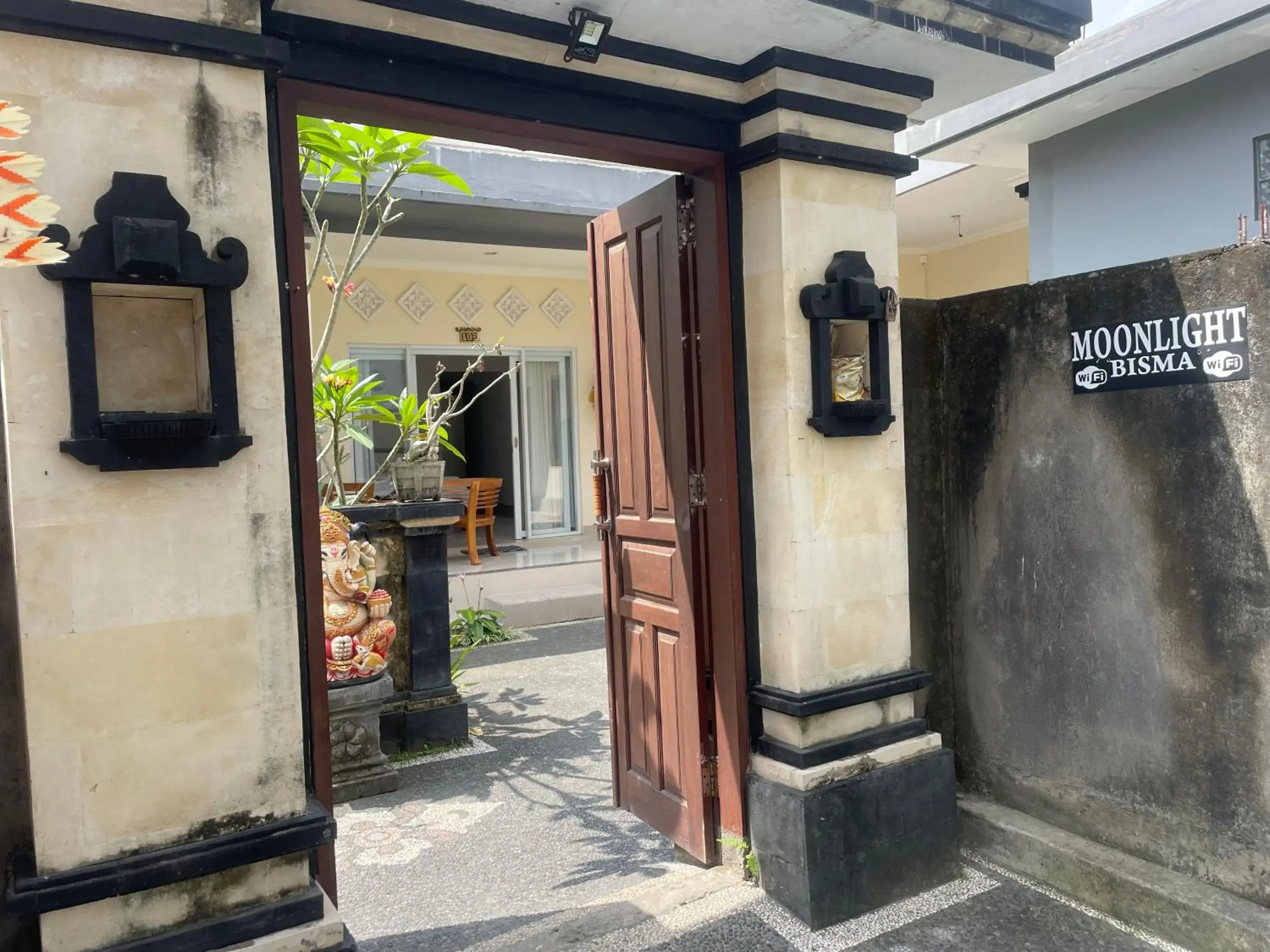 Facade/entrance in Moonlight Bisma Facade/entrance in Moonlight Bisma