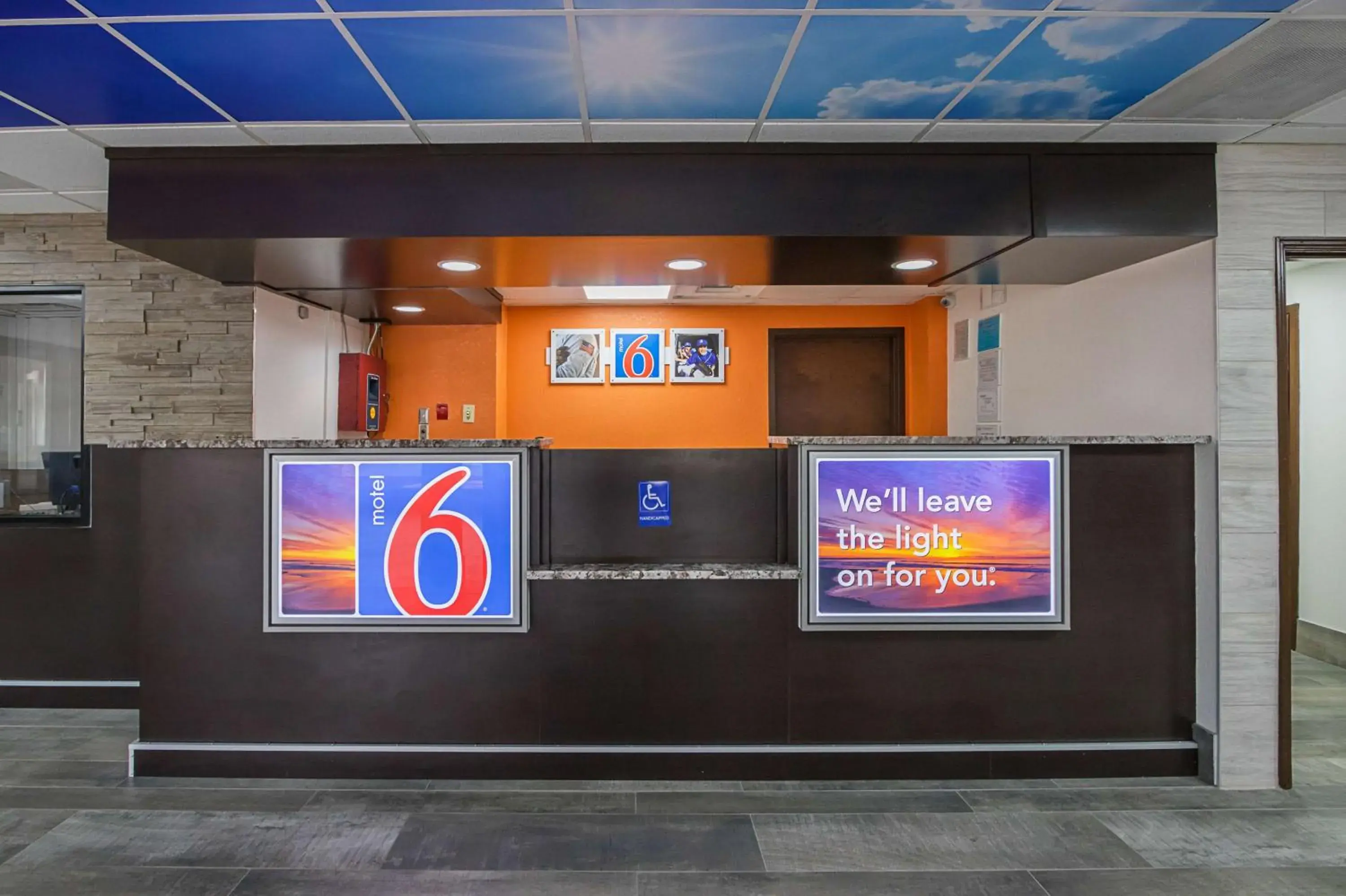 Lobby or reception in Motel 6-Savannah, GA - Midtown Lobby or reception in Motel 6-Savannah, GA - Midtown