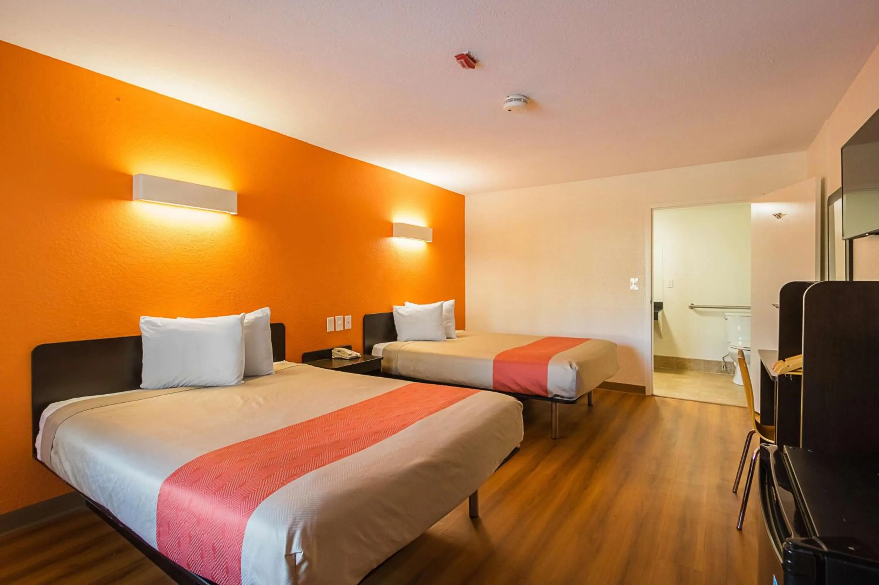 Bedroom, Bed in Motel 6-Savannah, GA - Midtown