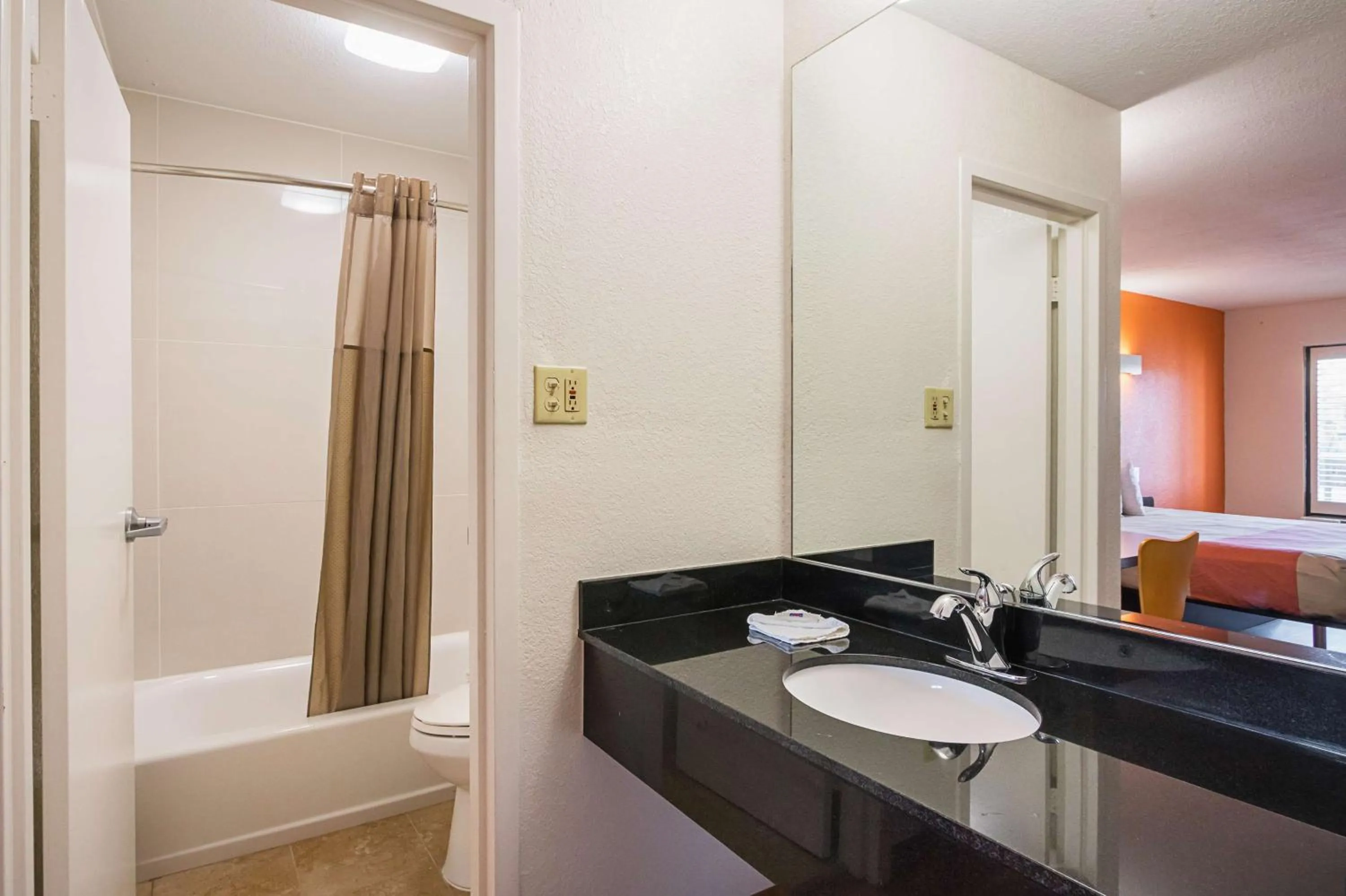 Shower, Bed in Motel 6-Savannah, GA - Midtown