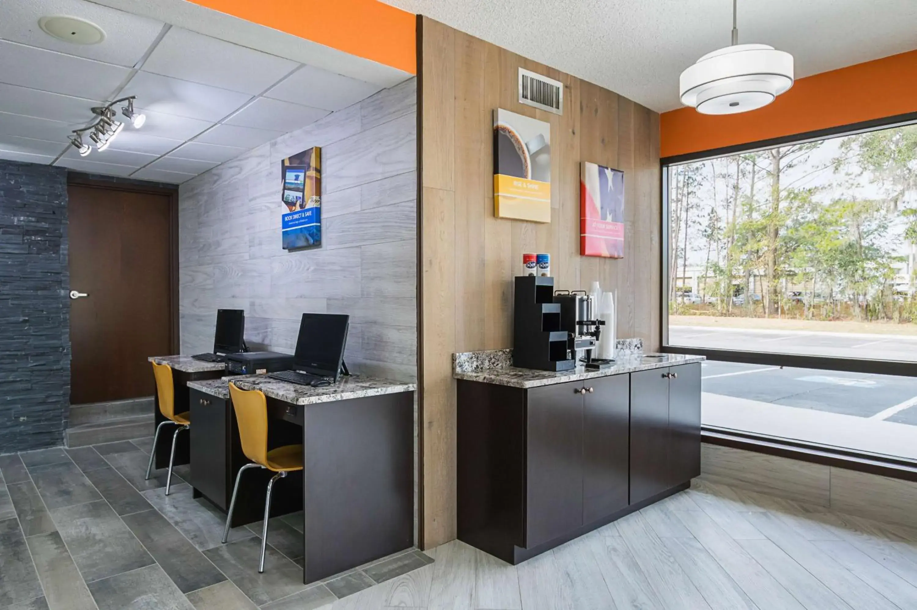 Lobby or reception in Motel 6-Savannah, GA - Midtown Lobby or reception in Motel 6-Savannah, GA - Midtown