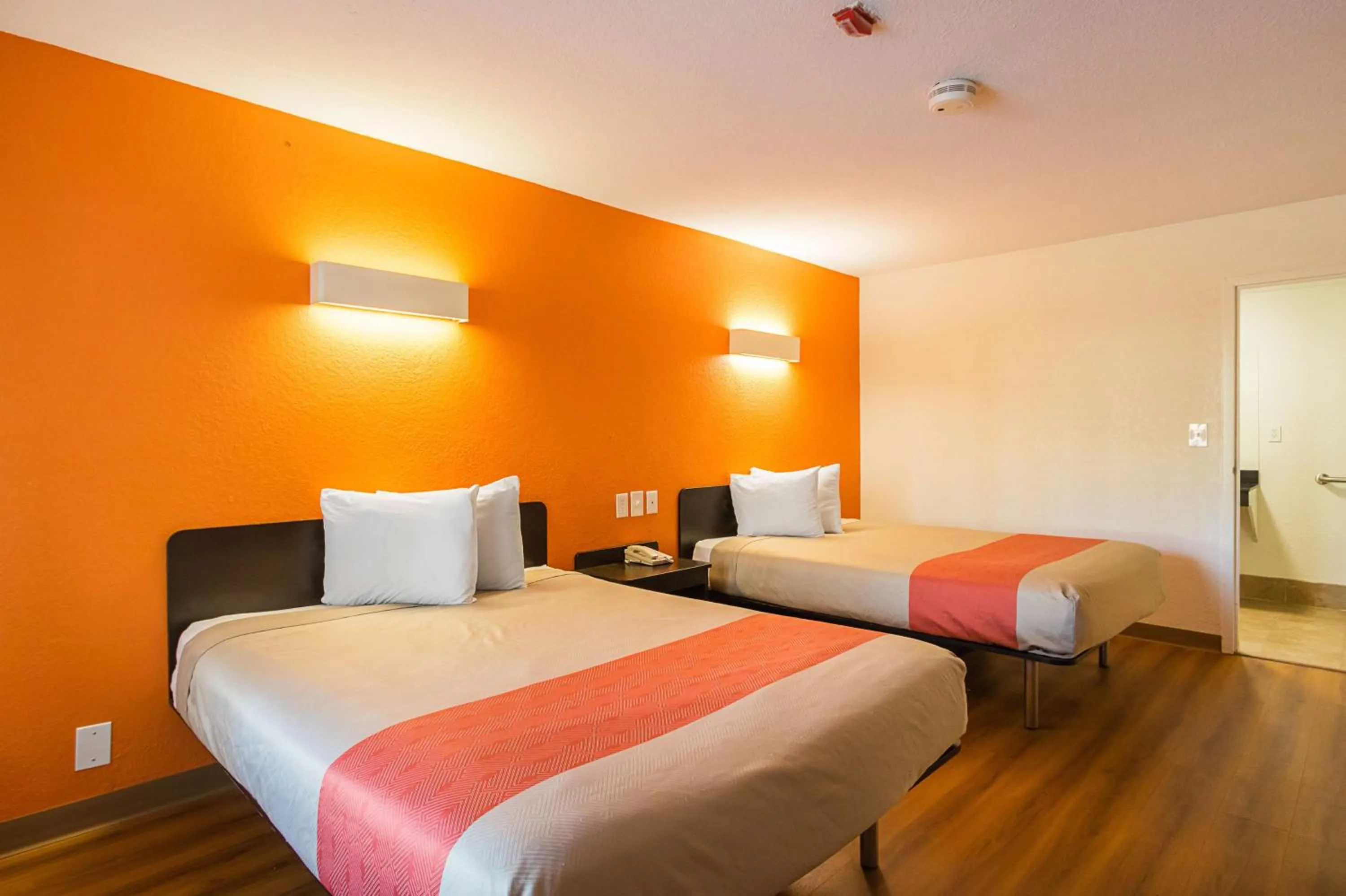 Bedroom, Bed in Motel 6-Savannah, GA - Midtown