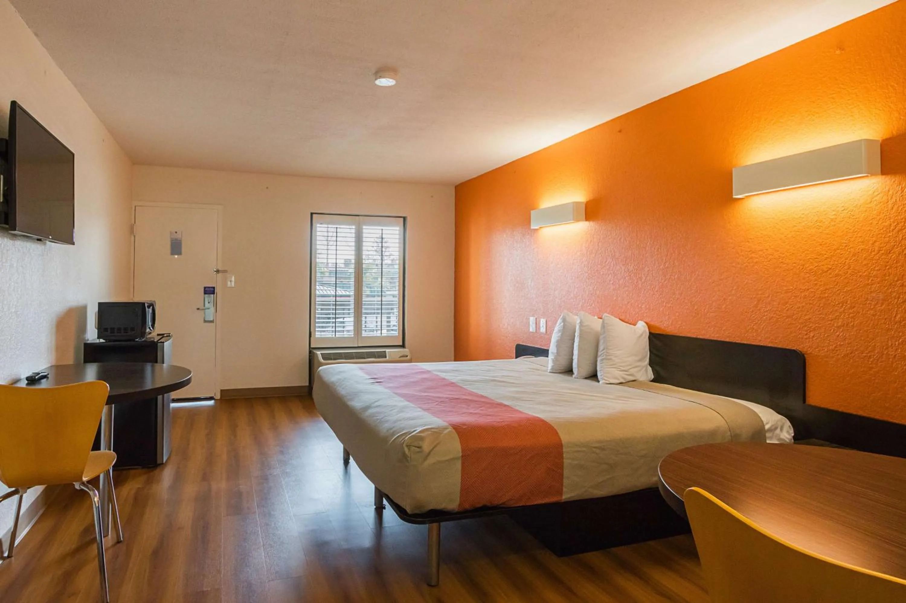 TV and multimedia, Bed in Motel 6-Savannah, GA - Midtown