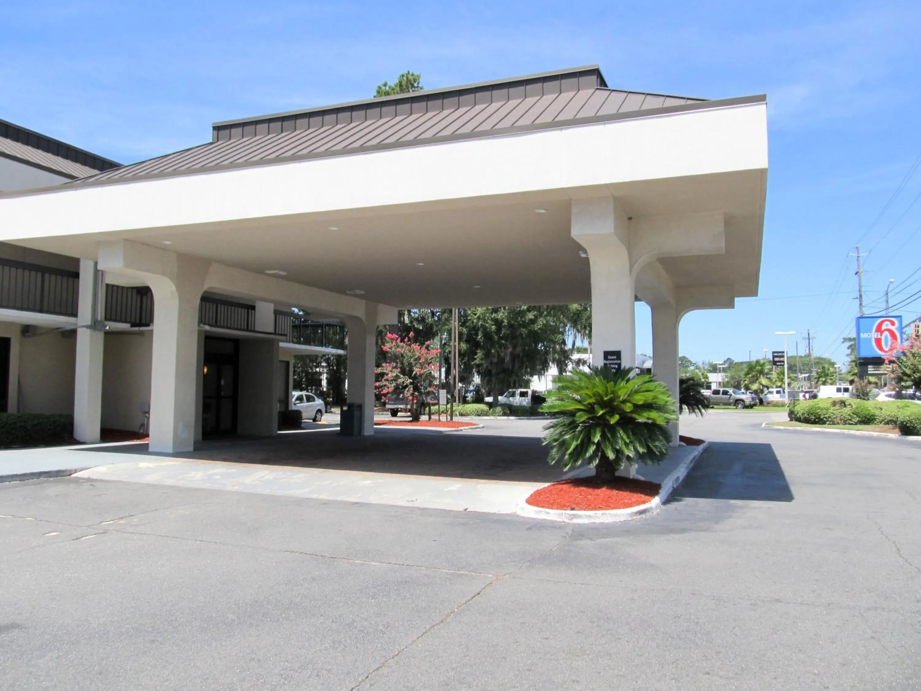Facade/entrance in Motel 6-Savannah, GA - Midtown