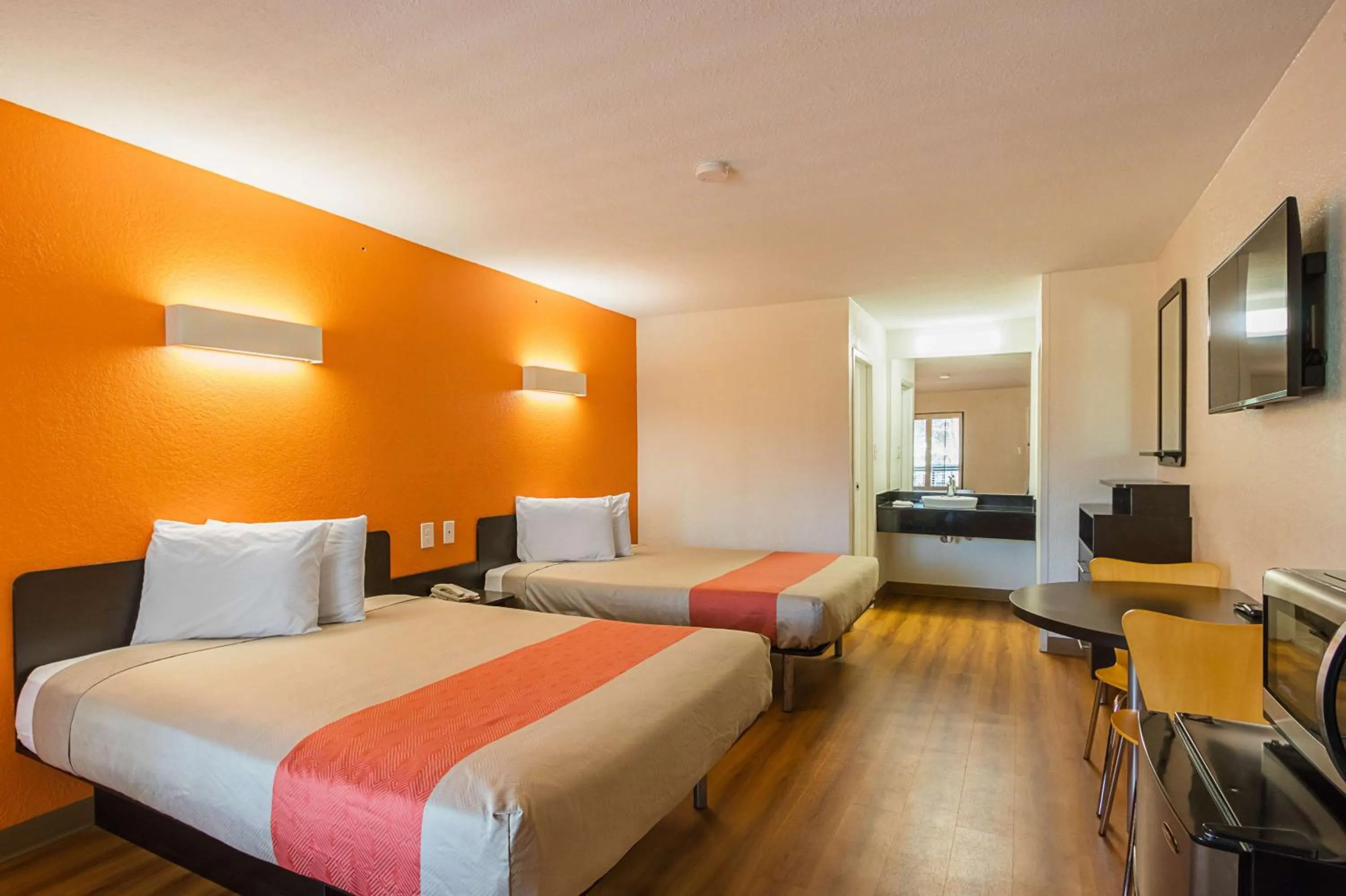 TV and multimedia, Bed in Motel 6-Savannah, GA - Midtown