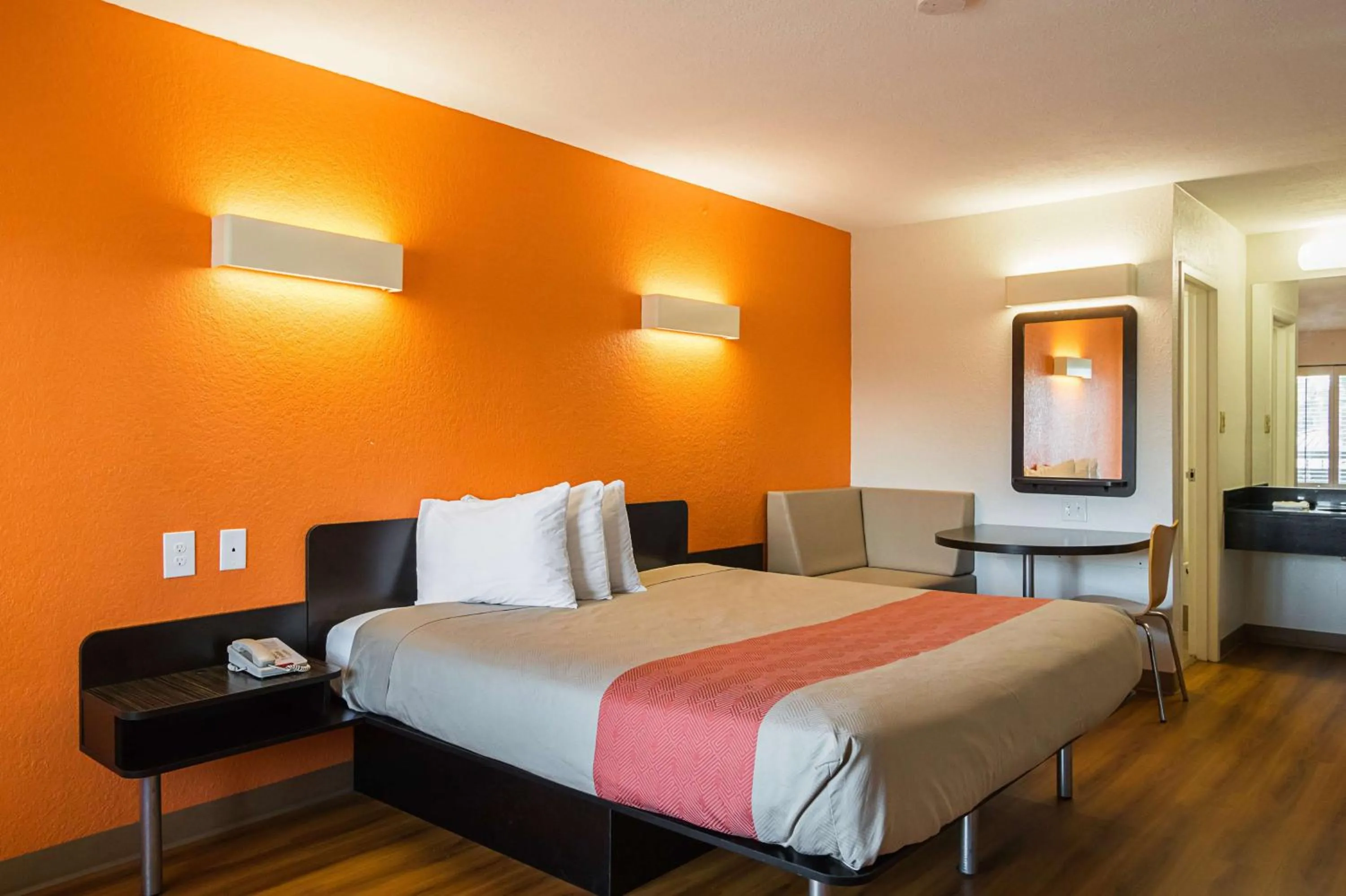 Seating area, Bed in Motel 6-Savannah, GA - Midtown